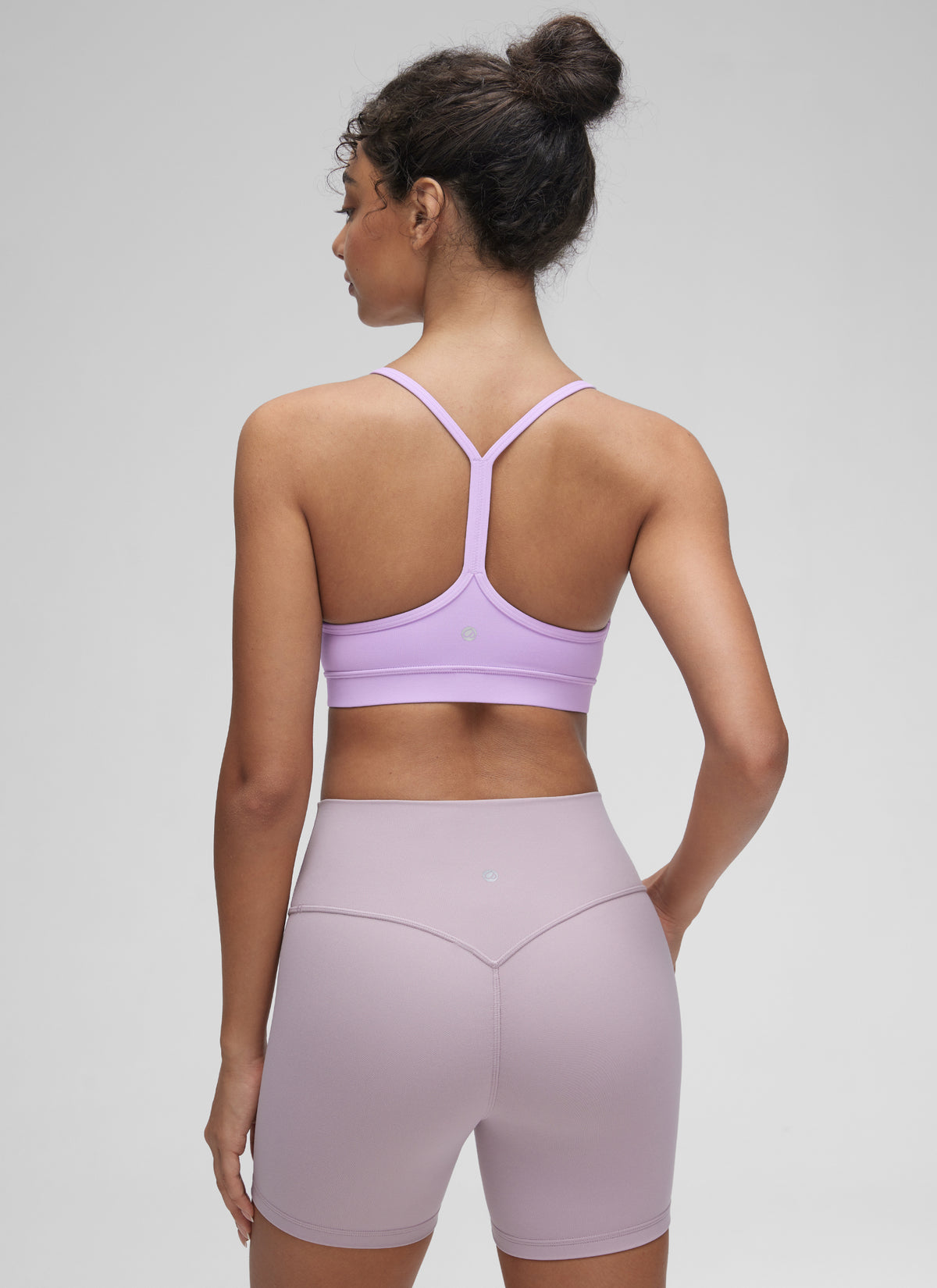 Дамски спортен сутиен за йога с лека поддръжка CRZ YOGA Butterluxe с Y-образен гръб в цвят елфическо лилаво