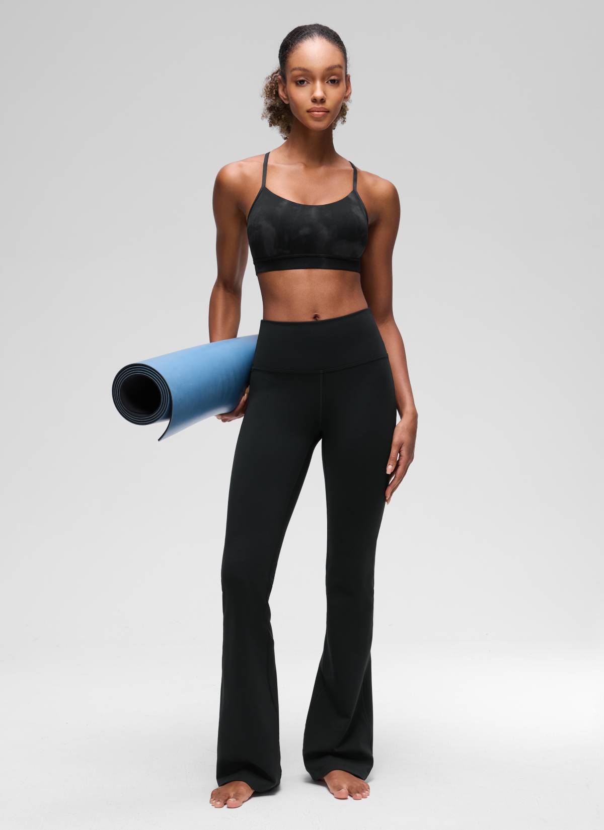Дамски спортен сутиен за йога с лека поддръжка CRZ YOGA Butterluxe с Y-образен гръб в шарен цвят Black Tie Dye Flowers
