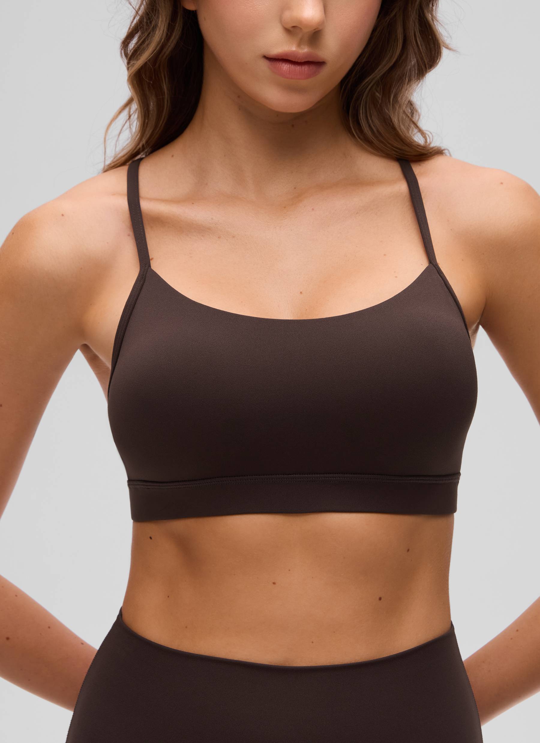 CRZ YOGA moteriška lengvo palaikymo Butterluxe sportinė liemenėlė Y formos nugara „Hot Fudge Brown“