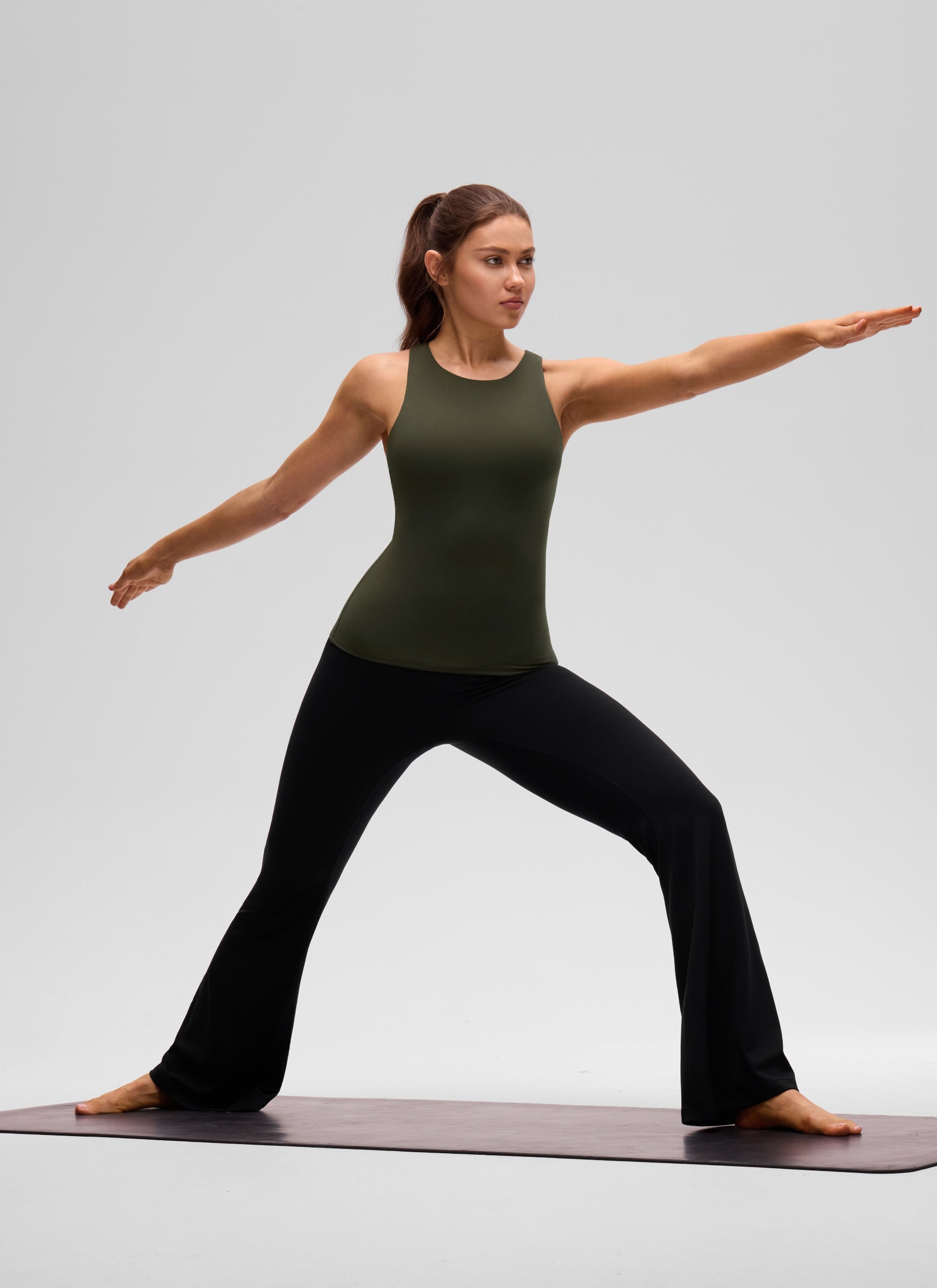 Camiseta de tirantes deportiva de cuello alto con sujetador incorporado Butterluxe para mujer CRZ YOGA Verde oliva