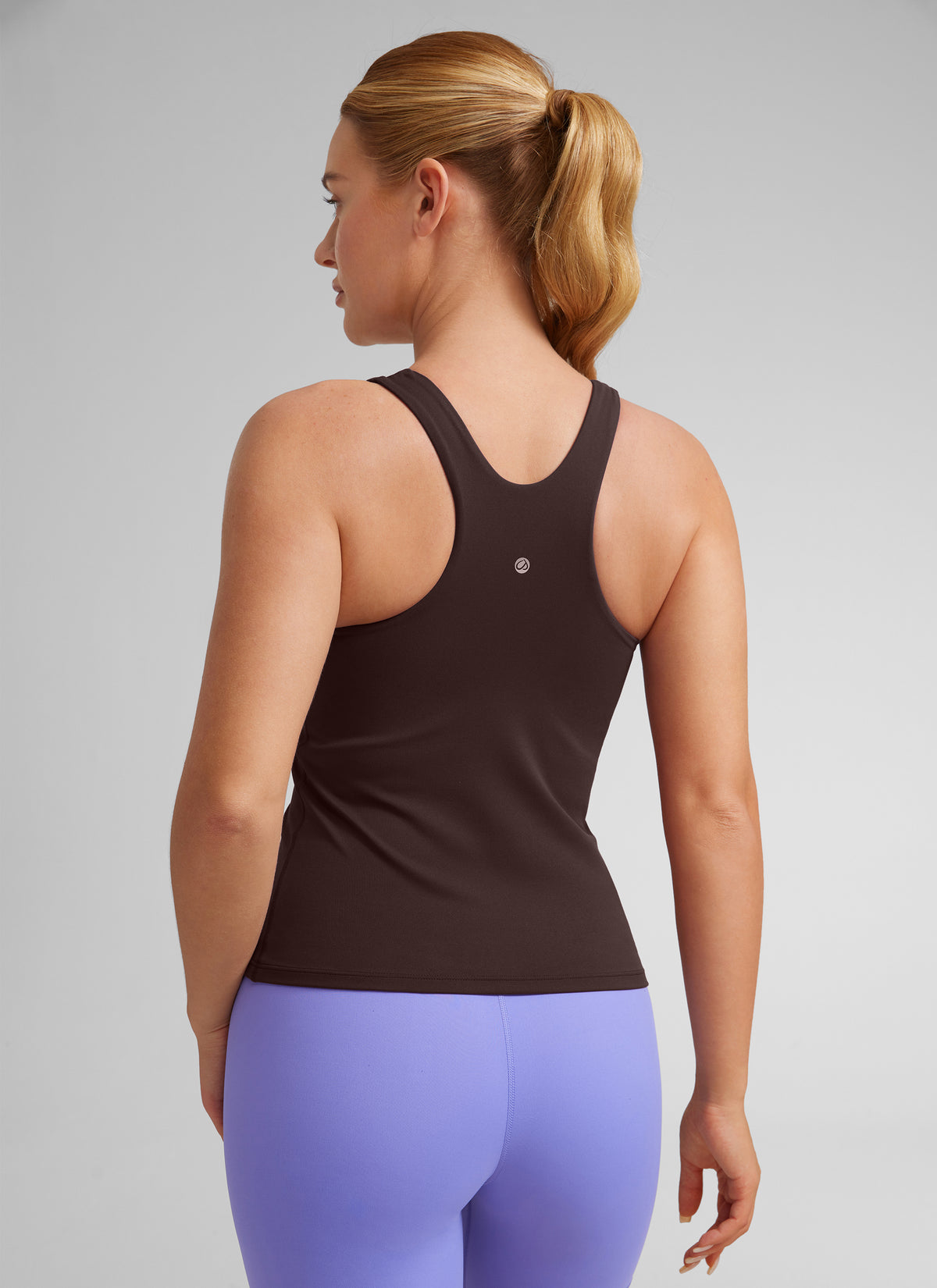 CRZ YOGA Camiseta de tirantes con cuello alto y sujetador incorporado Butterluxe para mujer, marrón dulce de leche @model_info:Lika