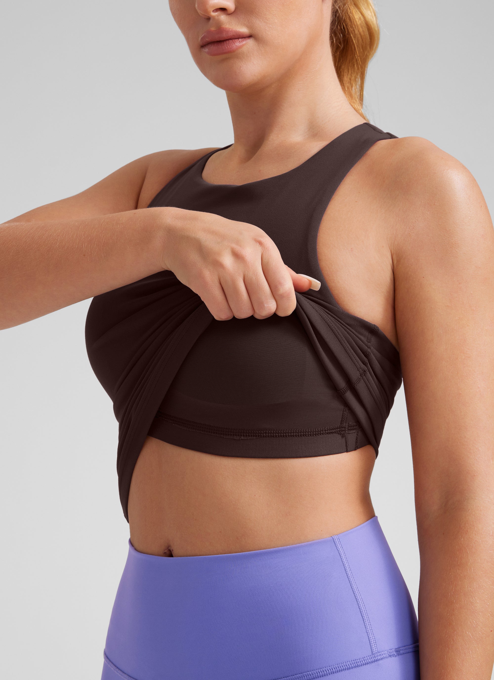 Camiseta de tirantes deportiva de cuello alto con sujetador incorporado Butterluxe para mujer CRZ YOGA Marrón chocolate