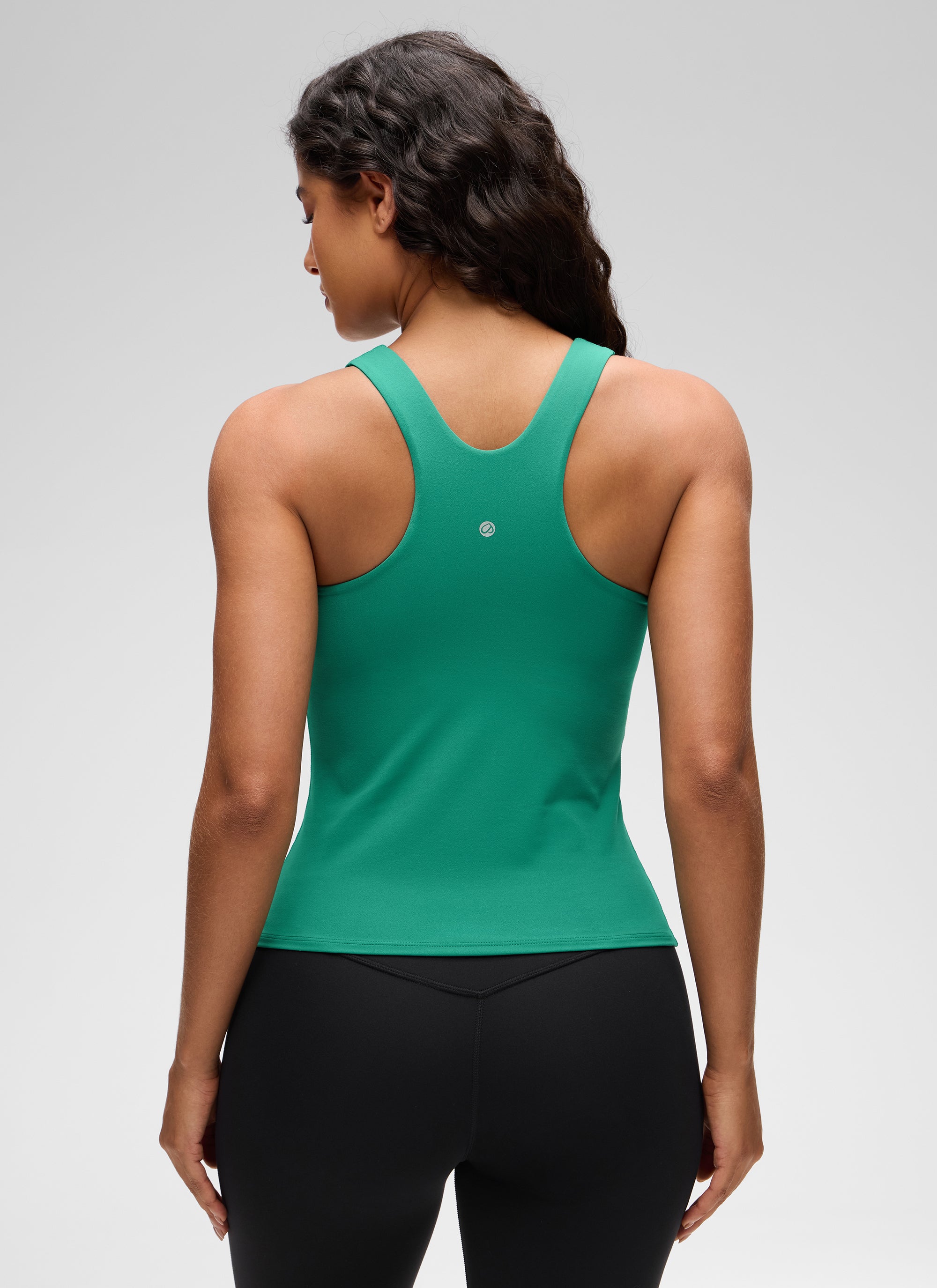 CRZ YOGA Camiseta sin mangas de mujer « Butterluxe » con sujetador integrado, cuello alto y espalda cruzada, color verde Cascadia @model_info:Carol
