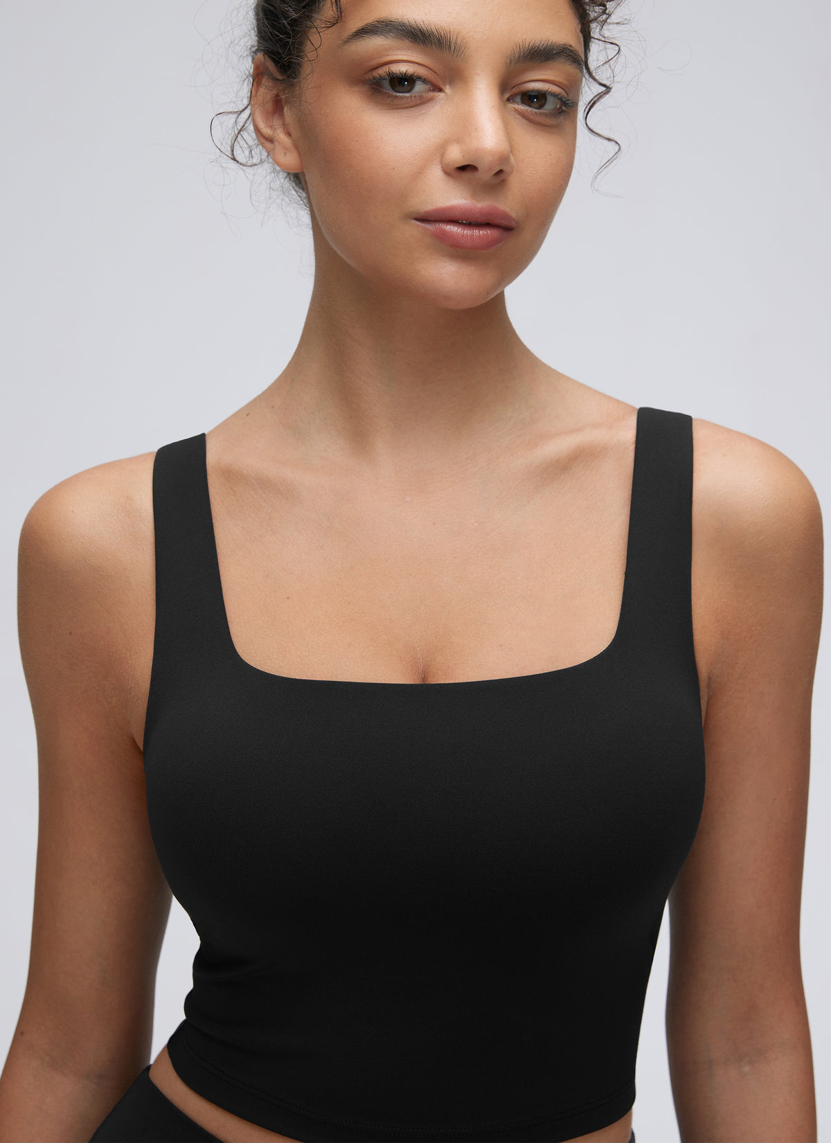 CRZ YOGA Naisten jooga-urheiluliivit kevyellä tuella Butterluxe Longline neliskulmaisella pääntiellä Black @model_info:Anano