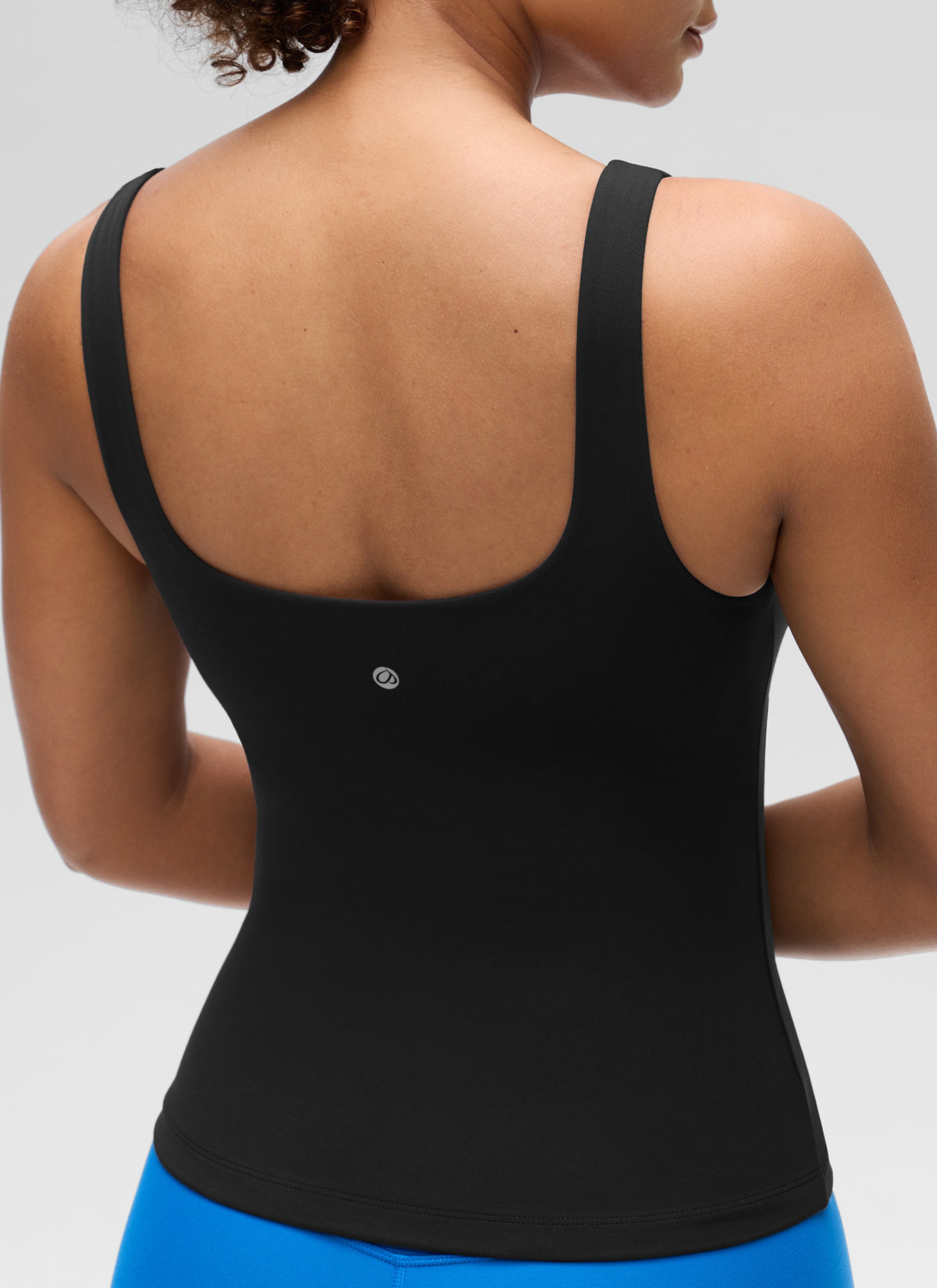 Camisetas SlimFit para mujer de CRZ YOGA: camisetas sin mangas con cuello en U y sujetador incorporado « Butterluxe », color negro @model_info:Barbara