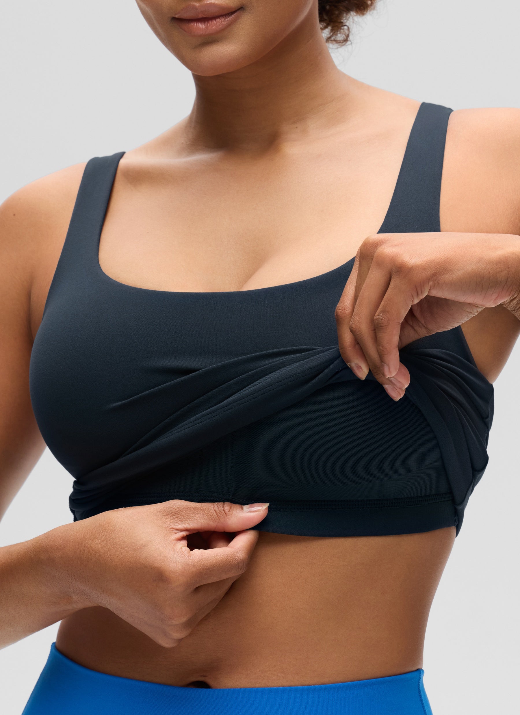 Top SlimFit da donna CRZ YOGA Butterluxe con reggiseno integrato e scollo a U True Navy