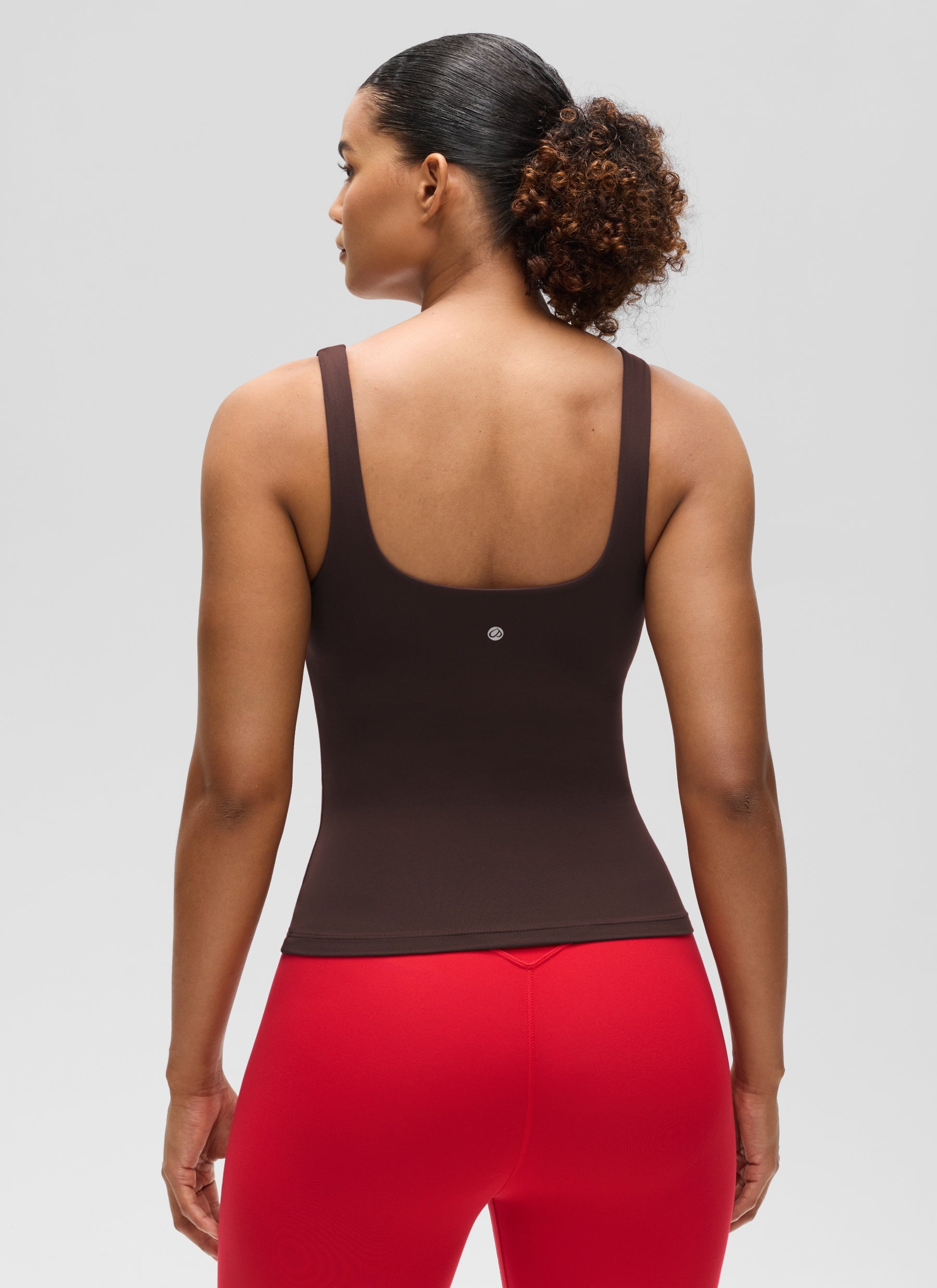 Top SlimFit da donna CRZ YOGA Butterluxe con reggiseno integrato e scollo a U Hot Fudge Brown