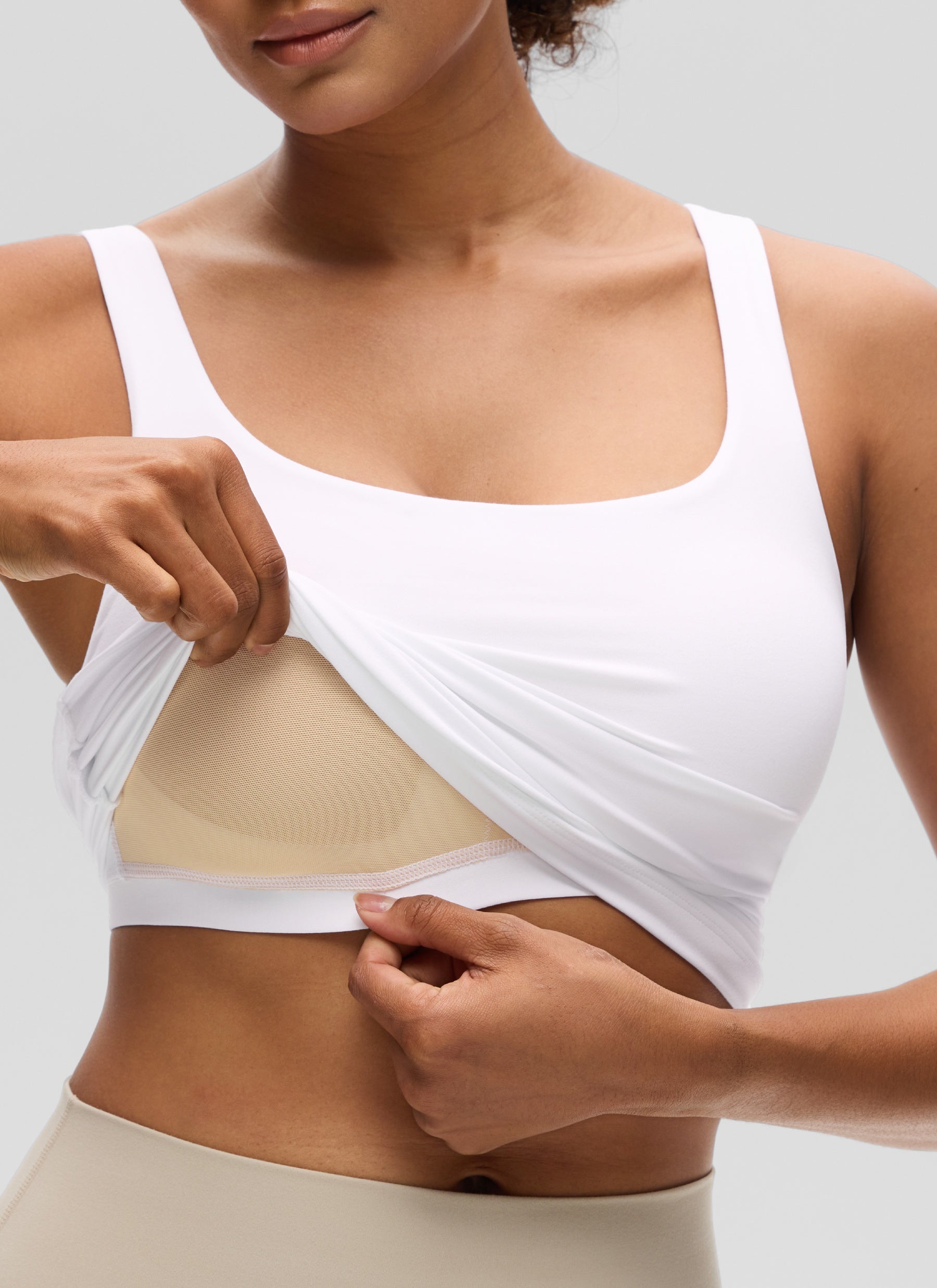 Top SlimFit da donna CRZ YOGA Butterluxe con reggiseno integrato e scollo a U White