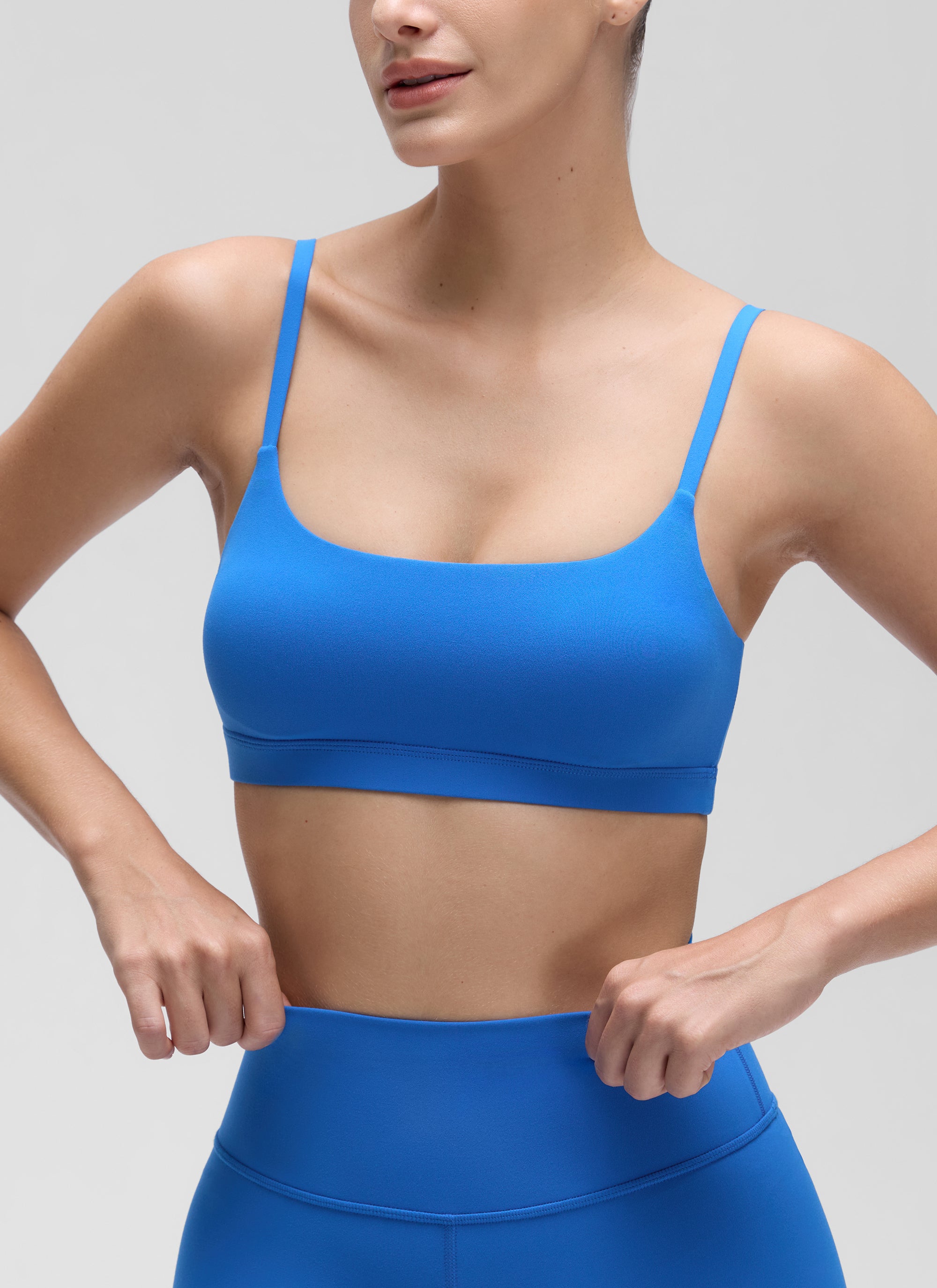 CRZ YOGA Sujetador de tirantes finos ajustables con cuello redondo Butterluxe para mujer Azul brillante @model_info:Jaynne