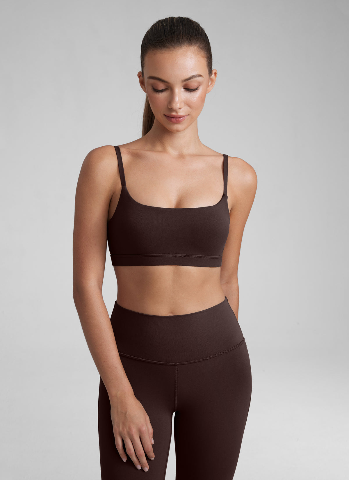 CRZ YOGA Sujetador de tirantes finos ajustables con cuello redondo Butterluxe para mujer Marrón Hot Fudge @model_info:Kate