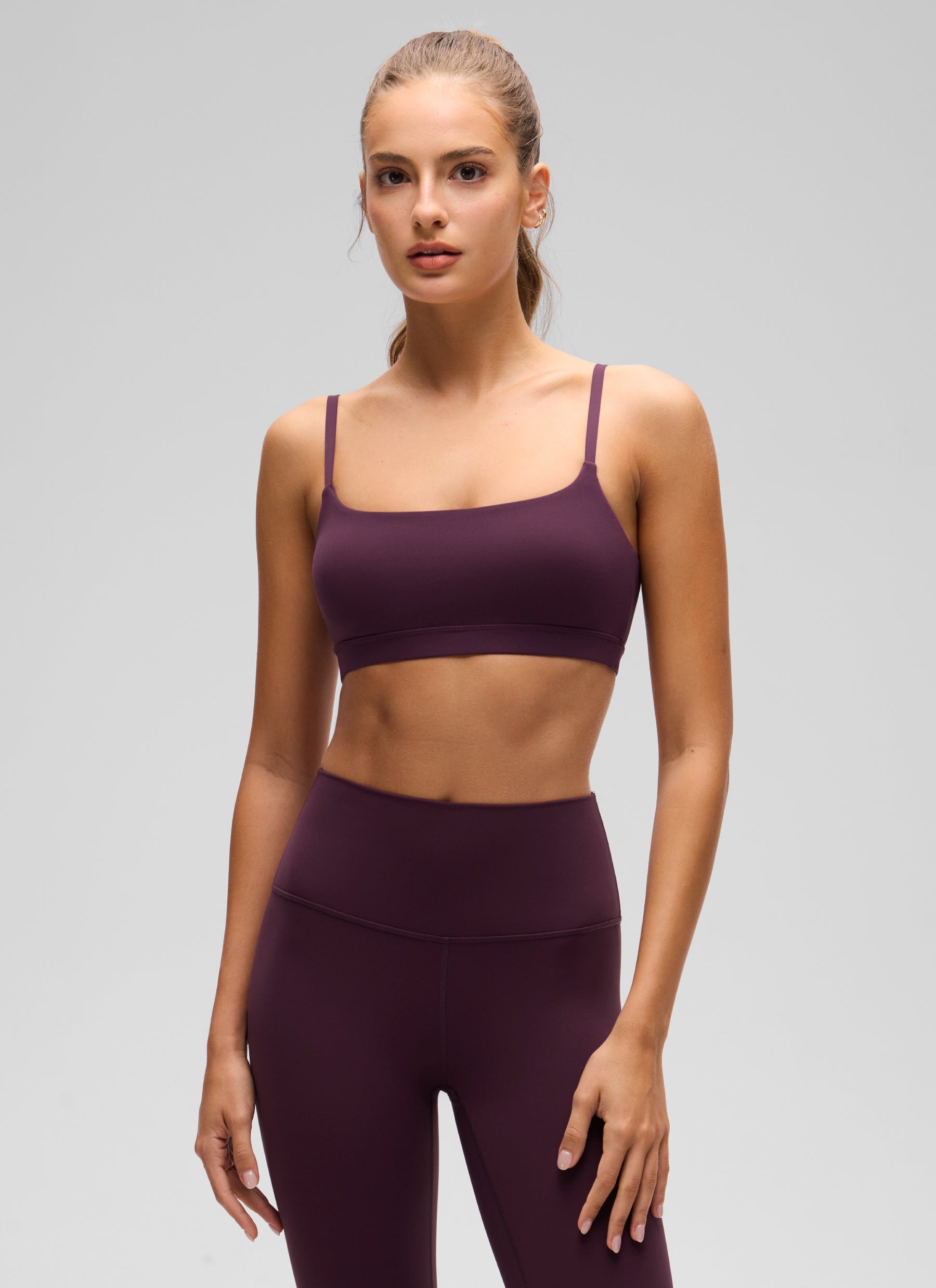 Sujetador deportivo con cuello redondo y tirantes de espagueti ajustables Butterluxe para mujer CRZ YOGA en púrpura oscuro @model_info:Anano