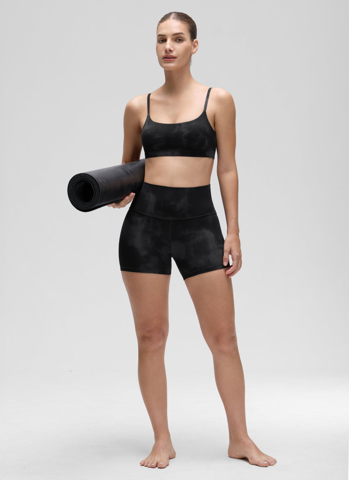 CRZ YOGA Sujetador de tirantes finos ajustables con cuello redondo Butterluxe para mujer Flores Negro Tie Dye @model_info:Jaynne