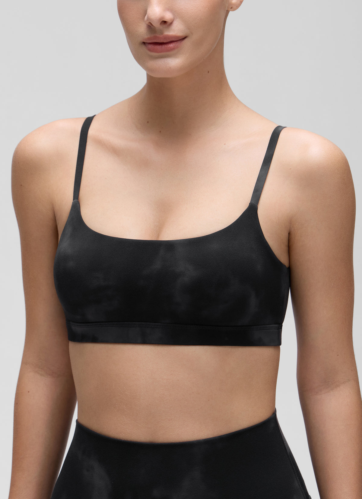 CRZ YOGA Sujetador de tirantes finos ajustables con cuello redondo Butterluxe para mujer Flores Negro Tie Dye @model_info:Jaynne