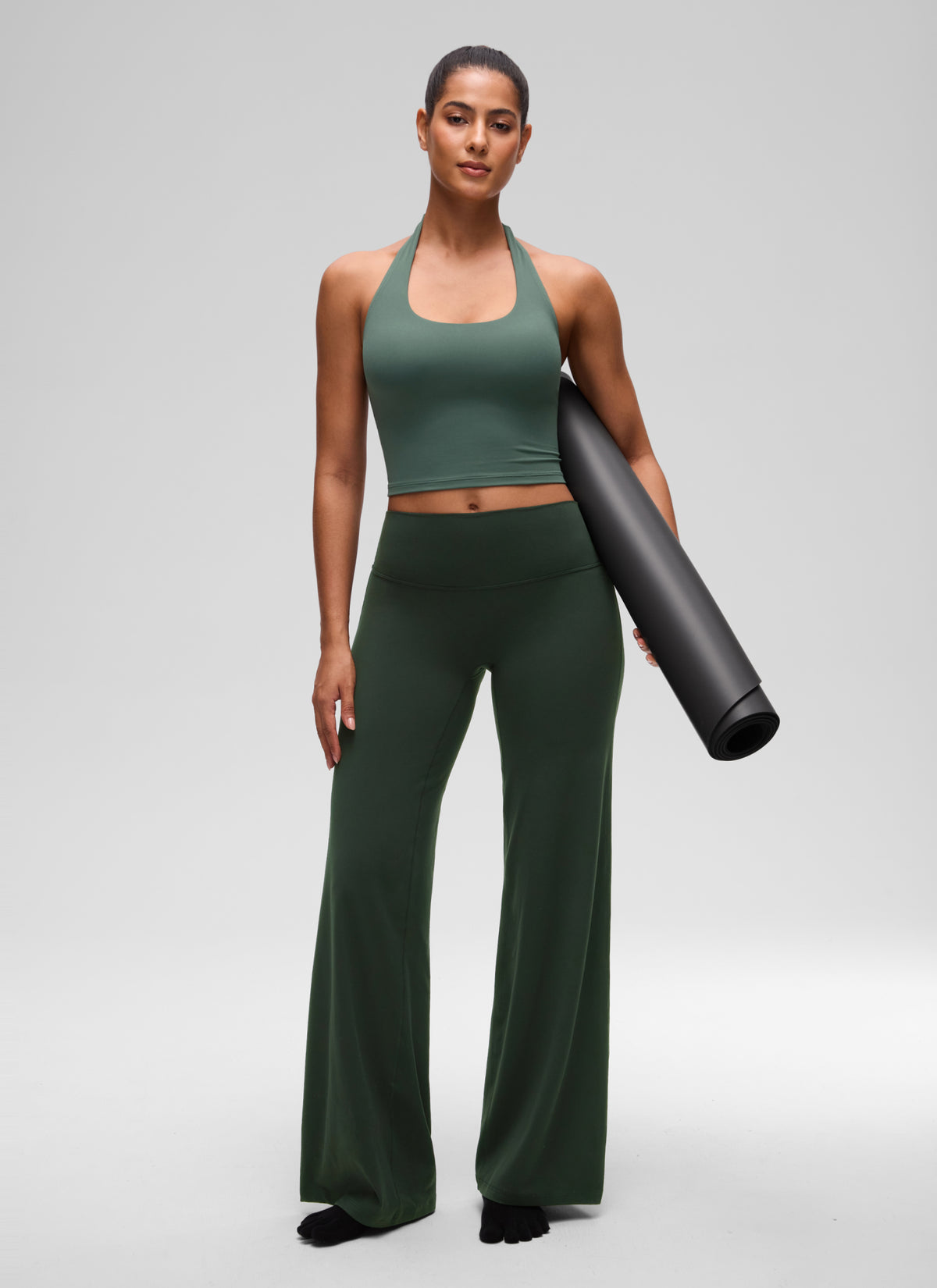 CRZ YOGA Sujetador deportivo largo Butterluxe con cuello halter y top corto para mujer, Dark Forest Green @model_info:C
