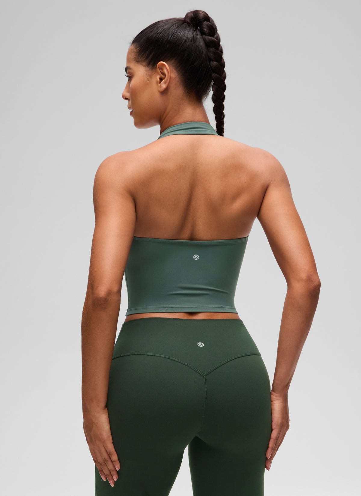 CRZ YOGA Sujetador deportivo largo Butterluxe con cuello halter y top corto para mujer, Dark Forest Green @model_info:C