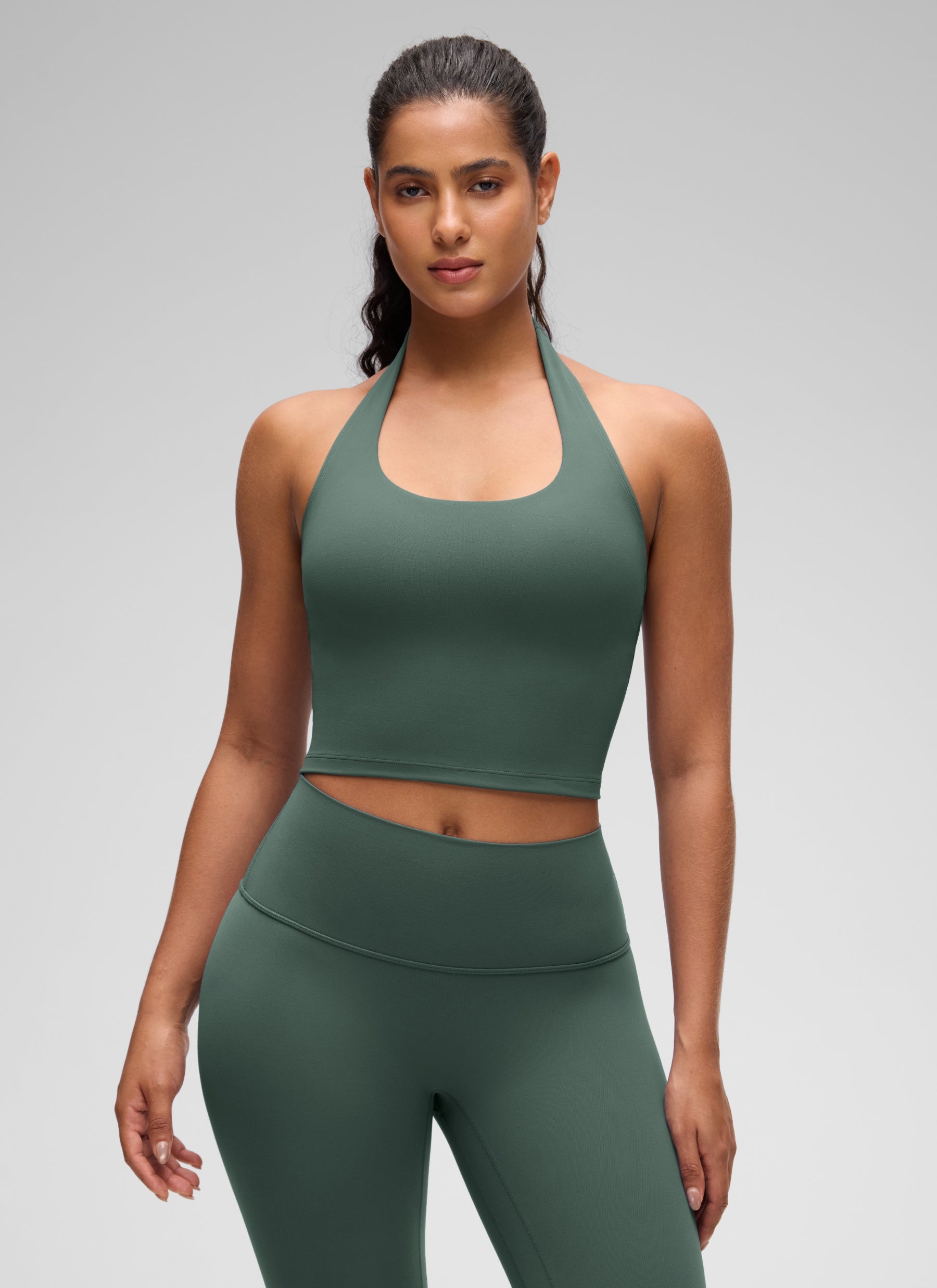 Top corto deportivo tipo halter Butterluxe largo para mujer CRZ YOGA, verde bosque oscuro