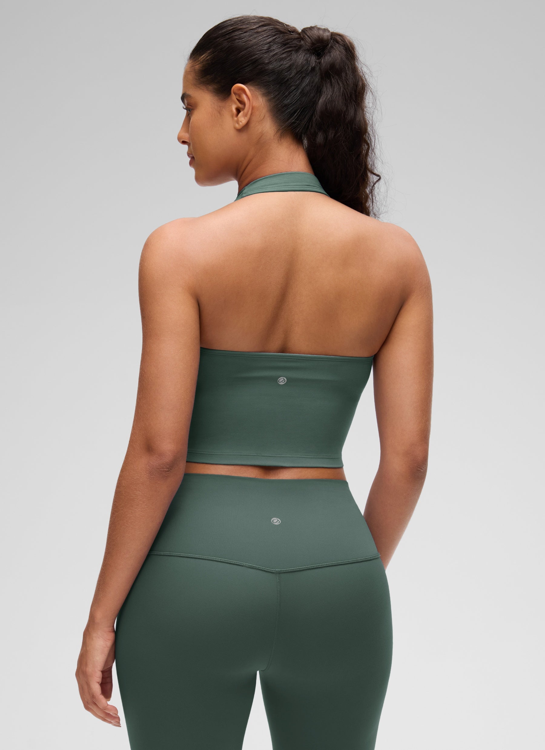 Top corto deportivo tipo halter Butterluxe largo para mujer CRZ YOGA, verde bosque oscuro