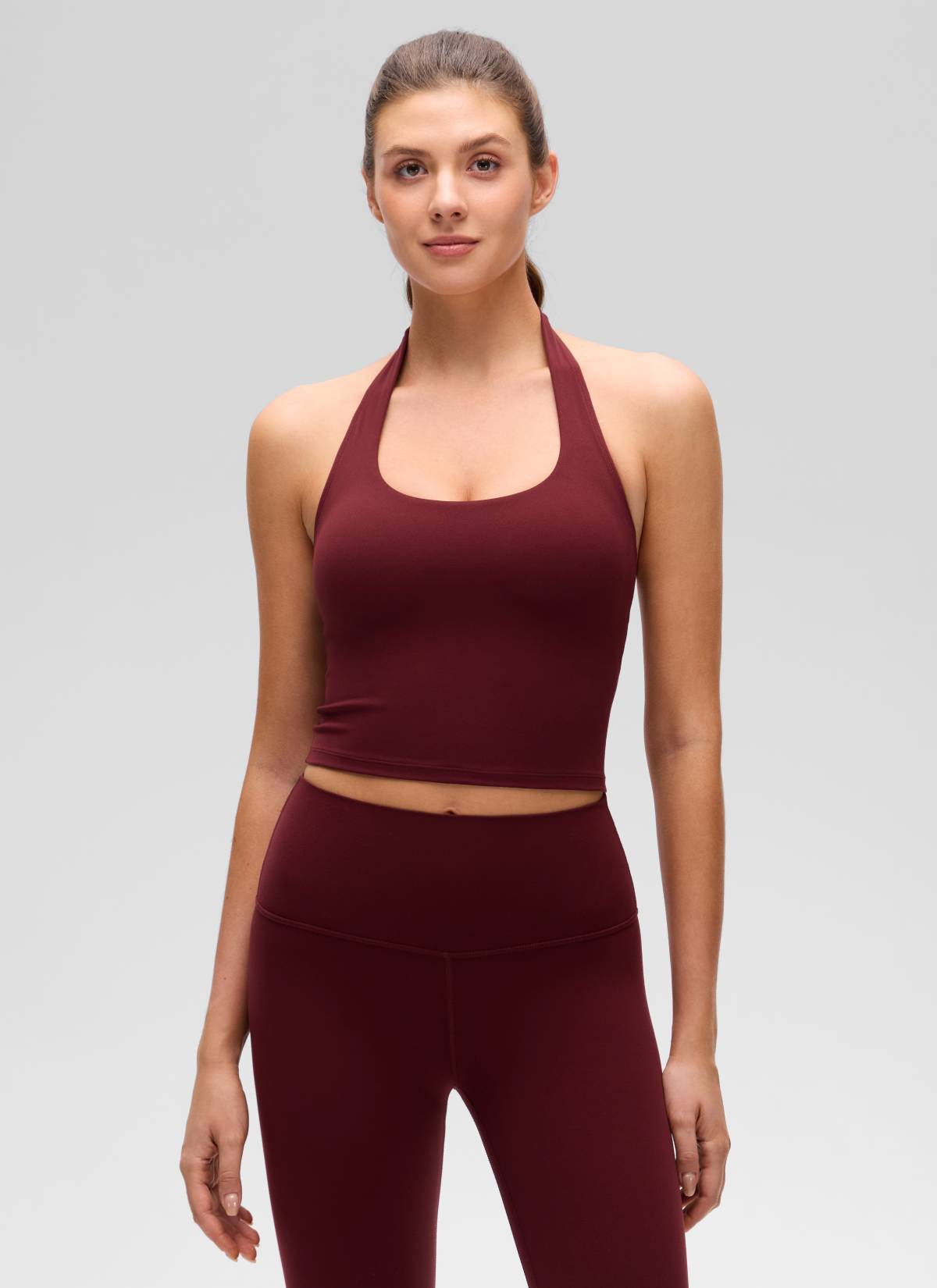Top corto deportivo tipo halter largo Butterluxe de CRZ YOGA para mujer, rojo Merlot @model_info:Gelya