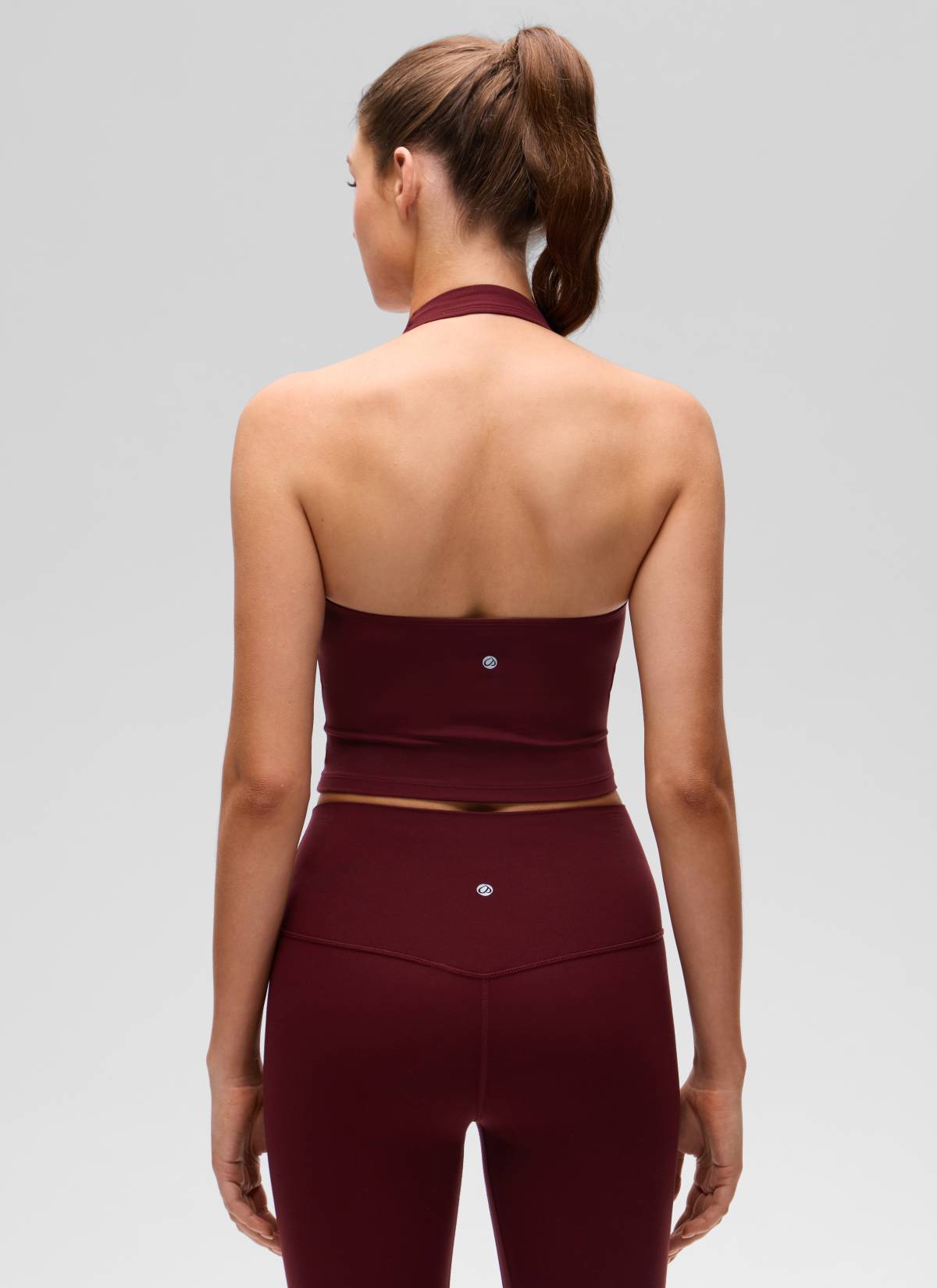 Top corto deportivo tipo halter largo Butterluxe de CRZ YOGA para mujer, rojo Merlot @model_info:Gelya
