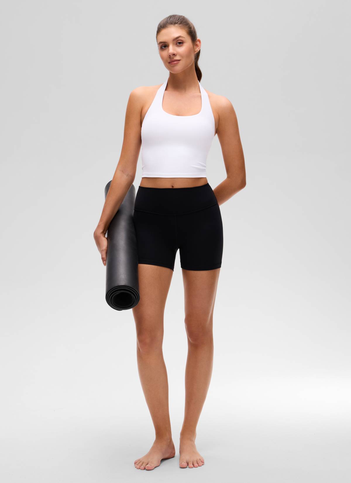 CRZ YOGA Sujetador deportivo largo estilo halter Butterluxe con parte superior corta para mujer, blanco