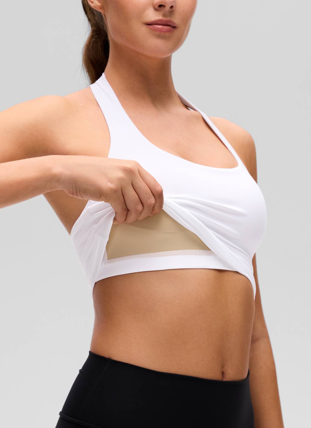 CRZ YOGA Sujetador deportivo largo estilo halter Butterluxe con parte superior corta para mujer, blanco