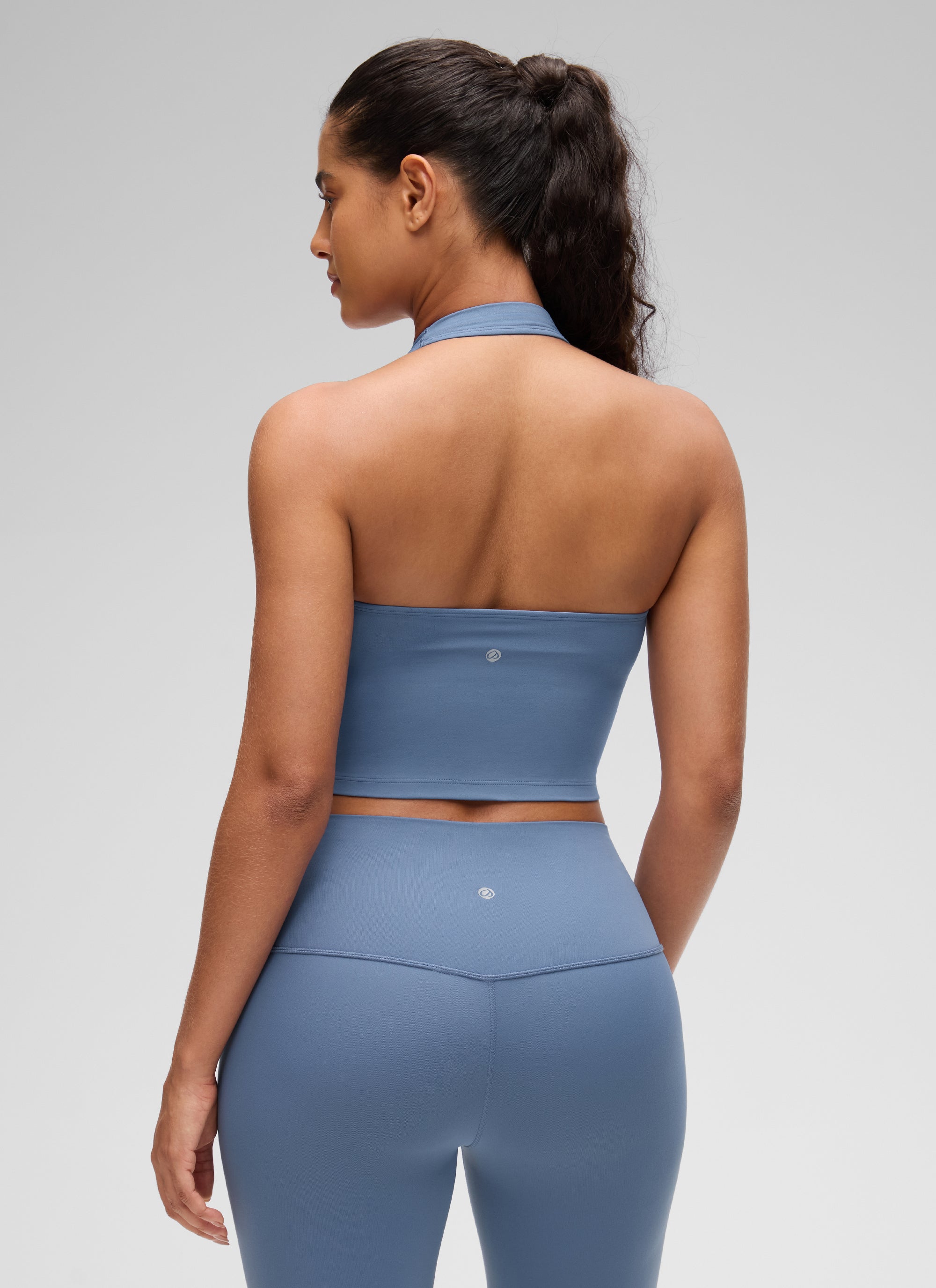 CRZ YOGA Sujetador deportivo largo estilo halter Butterluxe con parte superior corta para mujer, denim desteñido