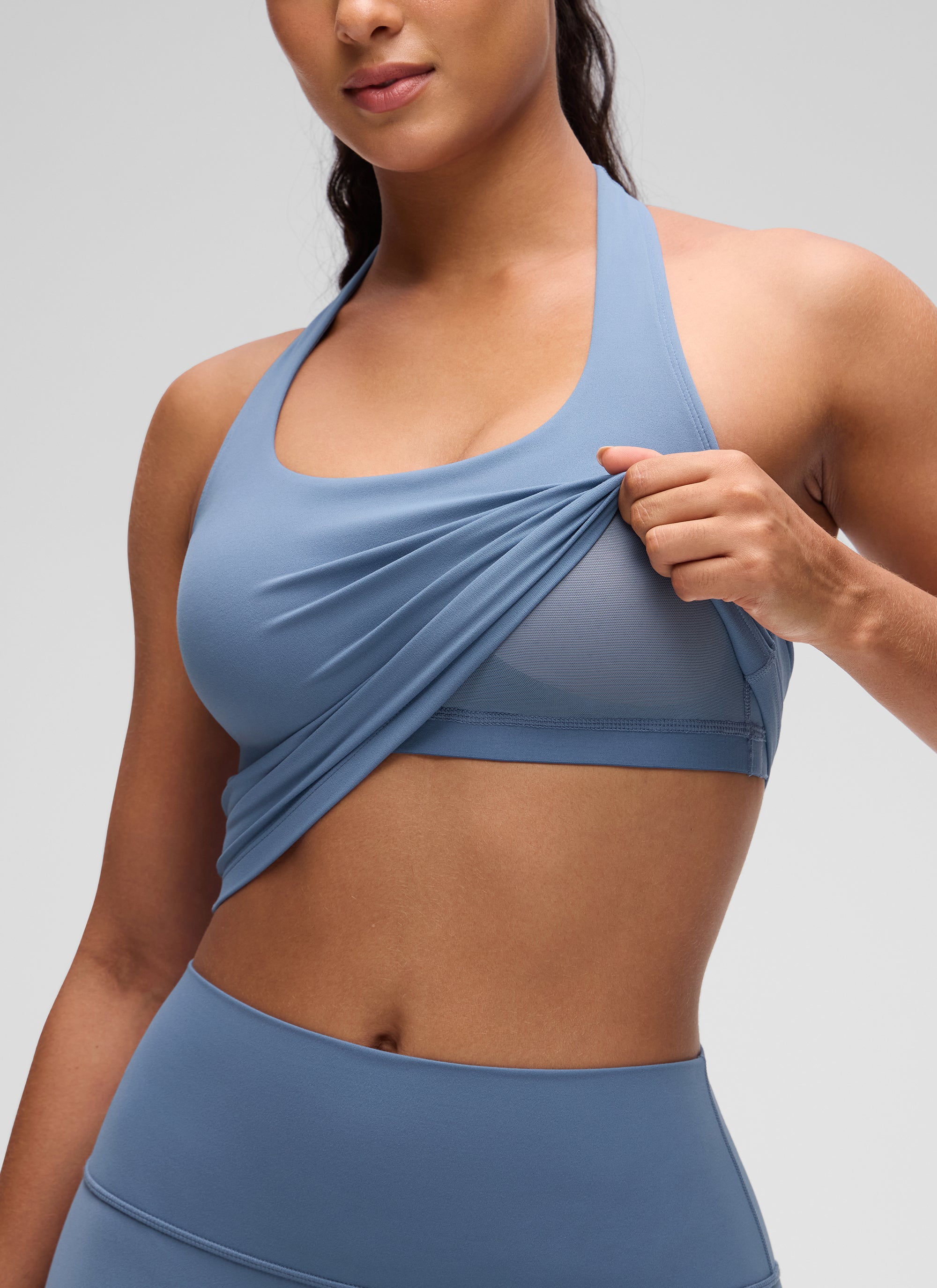 CRZ YOGA Sujetador deportivo largo estilo halter Butterluxe con parte superior corta para mujer, denim desteñido
