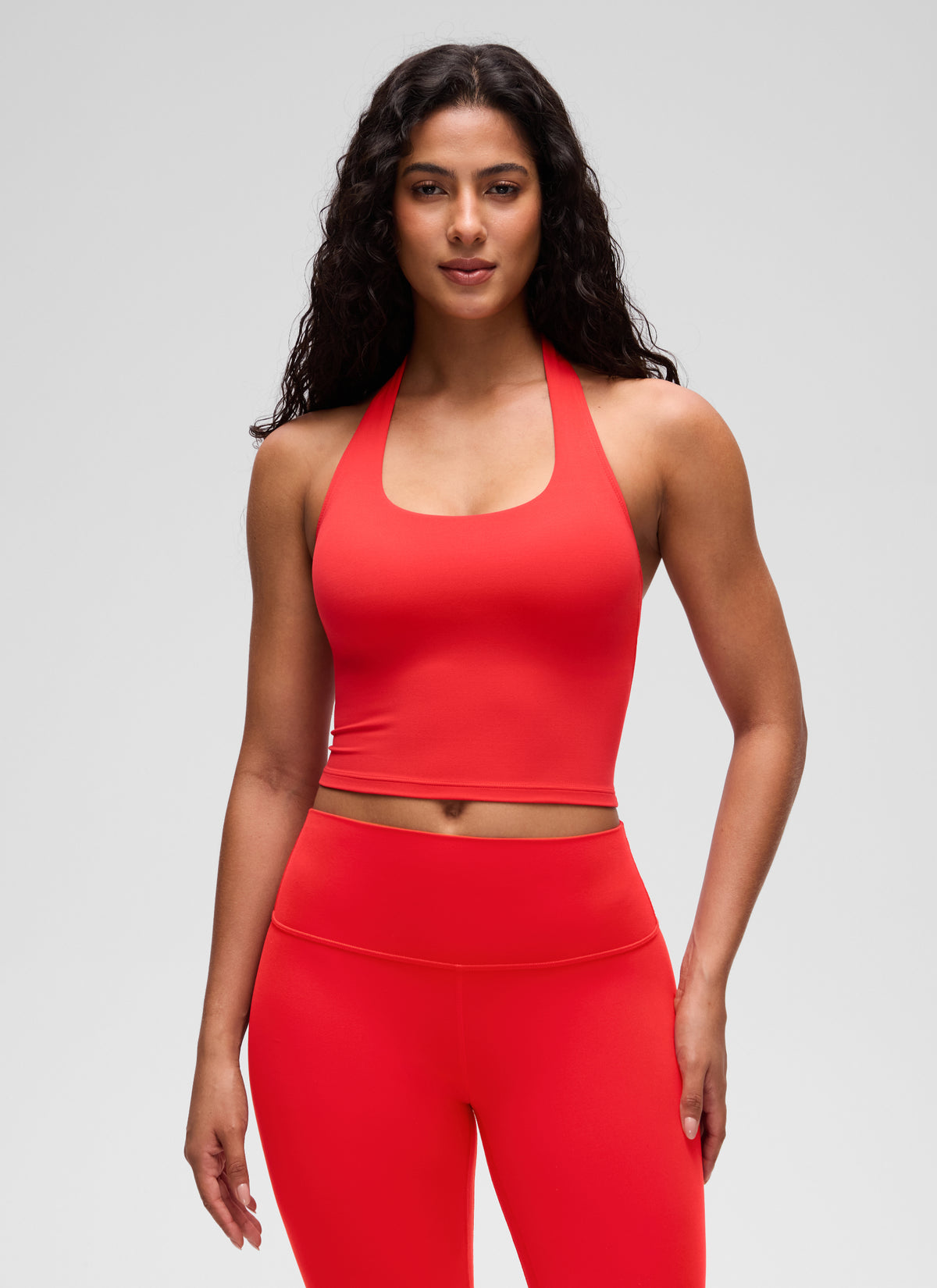 CRZ YOGA Sujetador deportivo largo Butterluxe con cuello halter y top corto para mujer, Deep Red @model_info:C