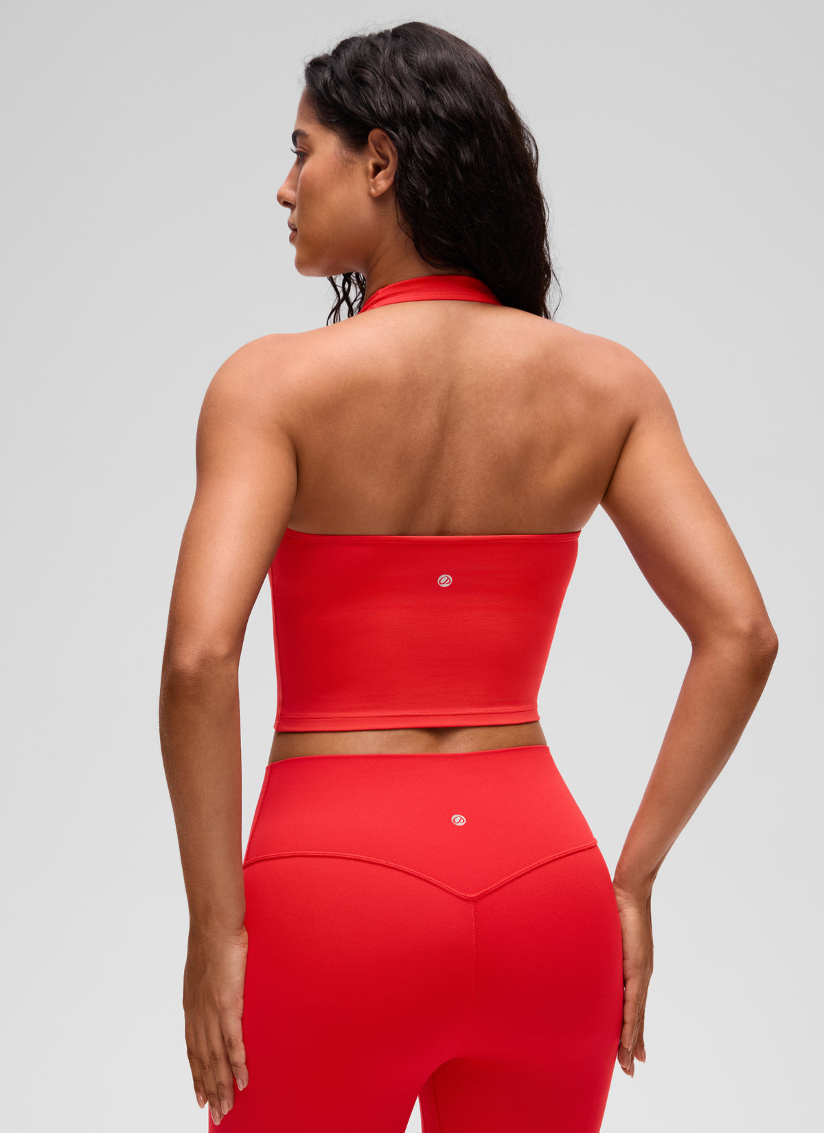CRZ YOGA Sujetador deportivo largo Butterluxe con cuello halter y top corto para mujer, Deep Red @model_info:C