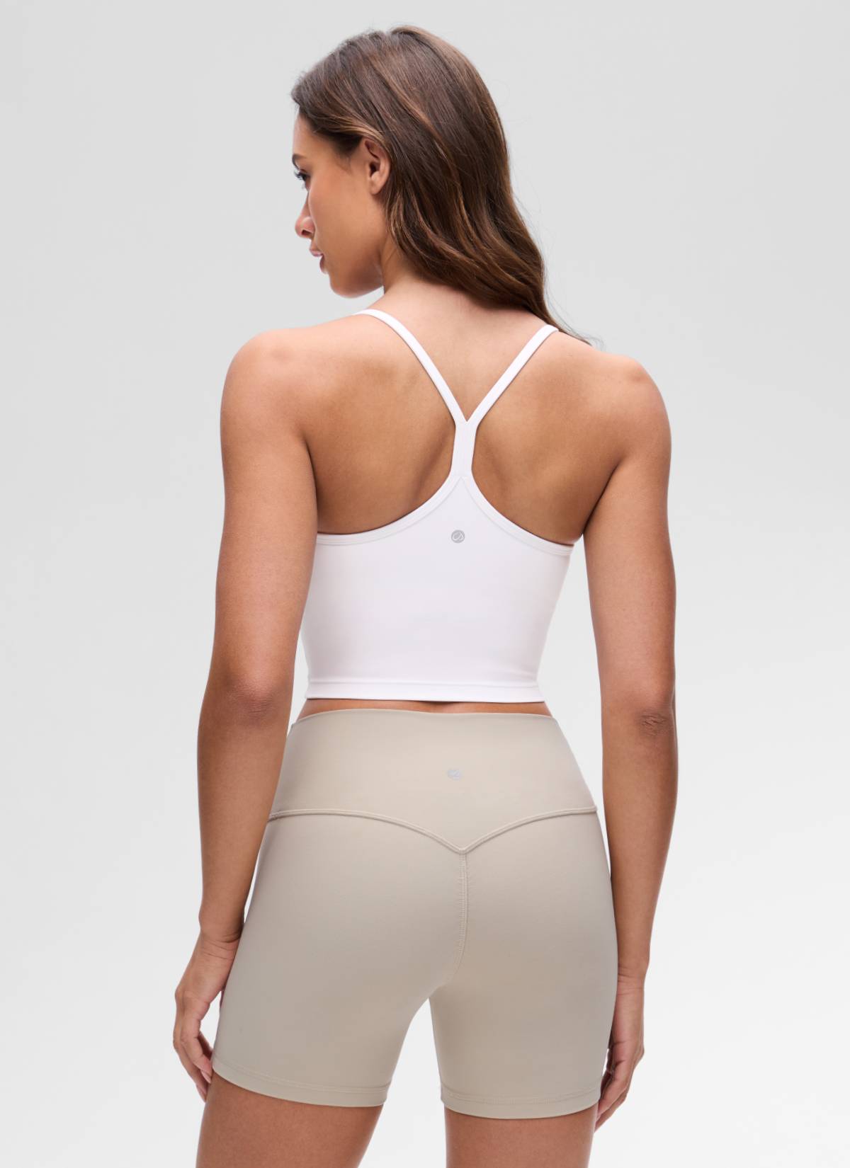 CRZ YOGA moteriška ilginta Butterluxe sportinė liemenėlė ir trumpa palaidinė su Y formos nugara, baltos spalvos