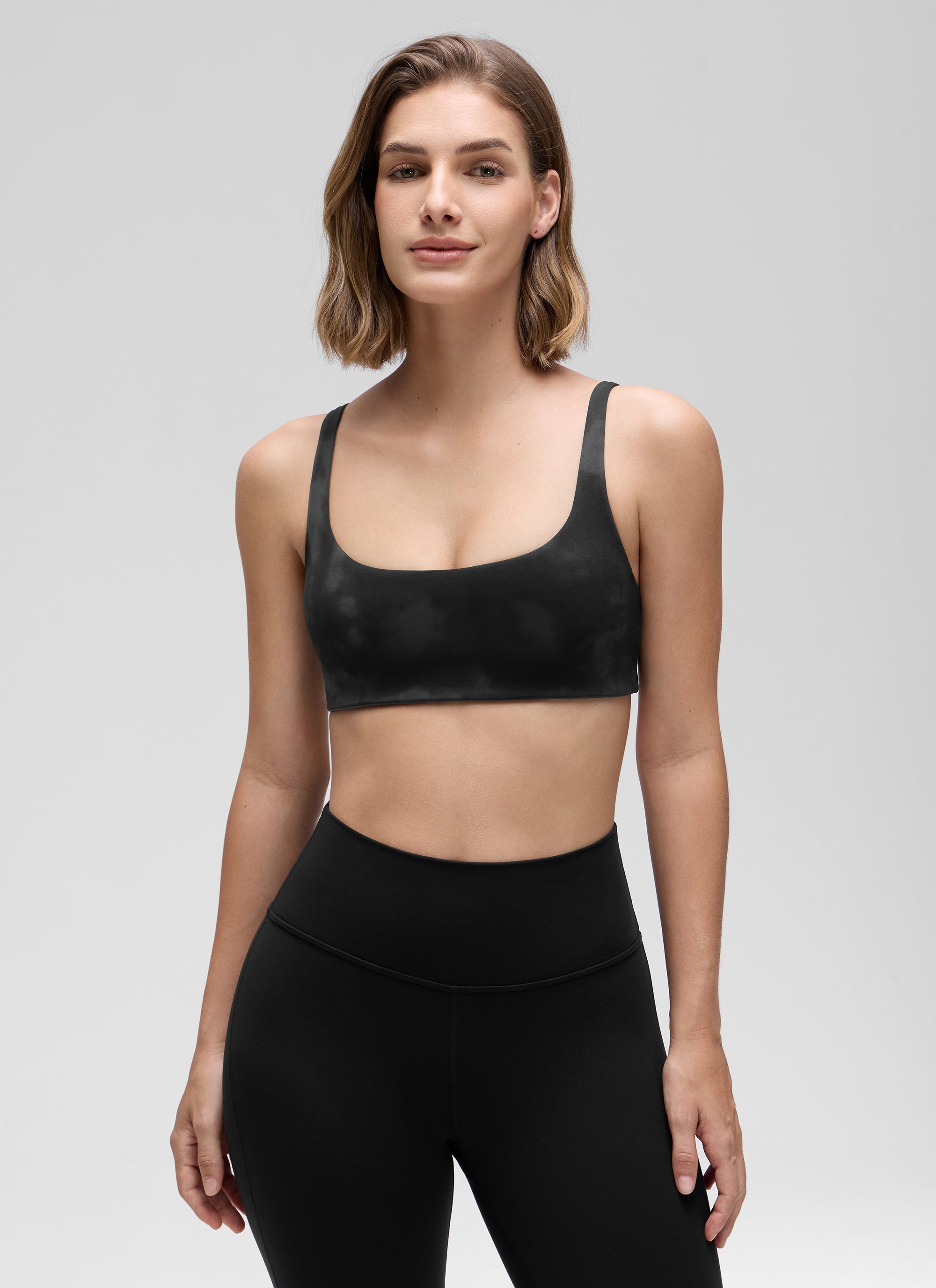 CRZ YOGA - Cami pentru femei, model Butterluxe, cu decolteu pătrat, sutien mini căptușit, negru, cu flori în stil tie-dye