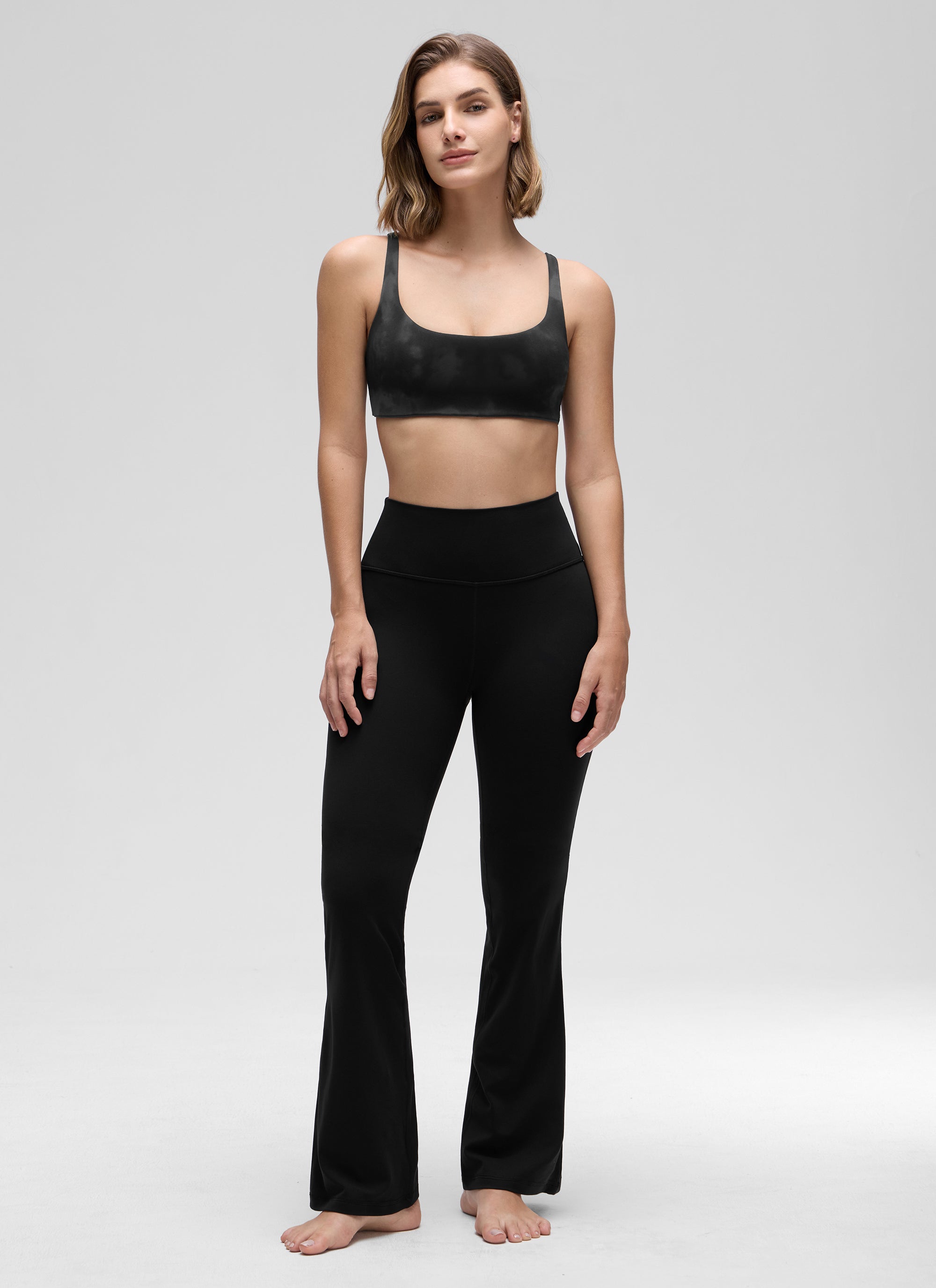 CRZ YOGA - Cami pentru femei, model Butterluxe, cu decolteu pătrat, sutien mini căptușit, negru, cu flori în stil tie-dye