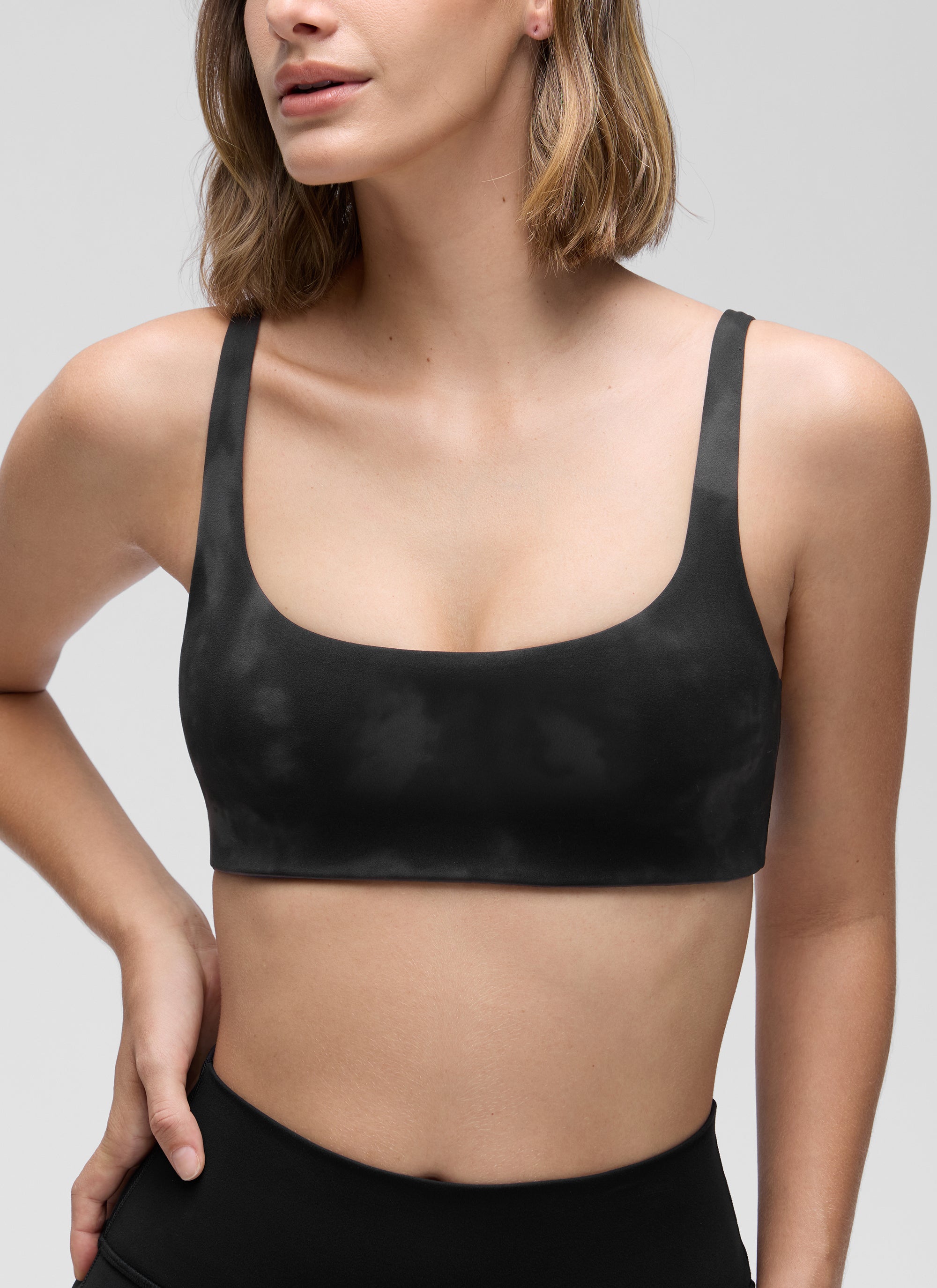 CRZ YOGA - Cami pentru femei, model Butterluxe, cu decolteu pătrat, sutien mini căptușit, negru, cu flori în stil tie-dye