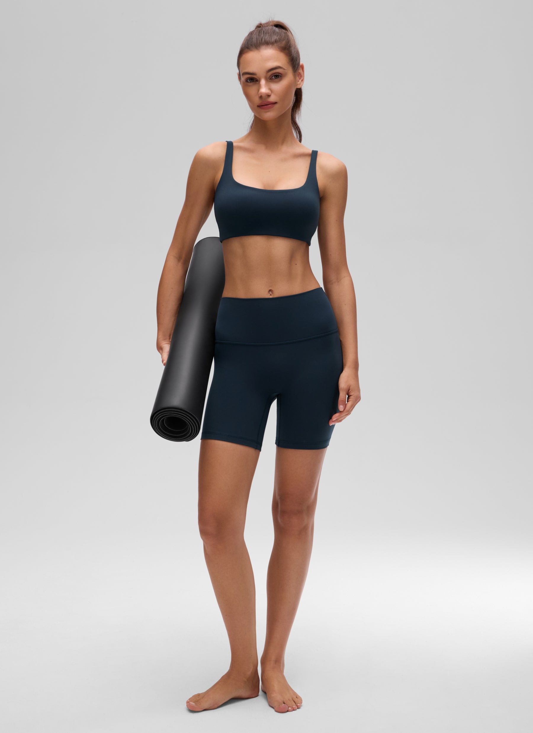 CRZ YOGA Camiseta sin mangas para mujer « Butterluxe » con cuello cuadrado y sujetador mini acolchado, color azul marino intenso @model_info:G