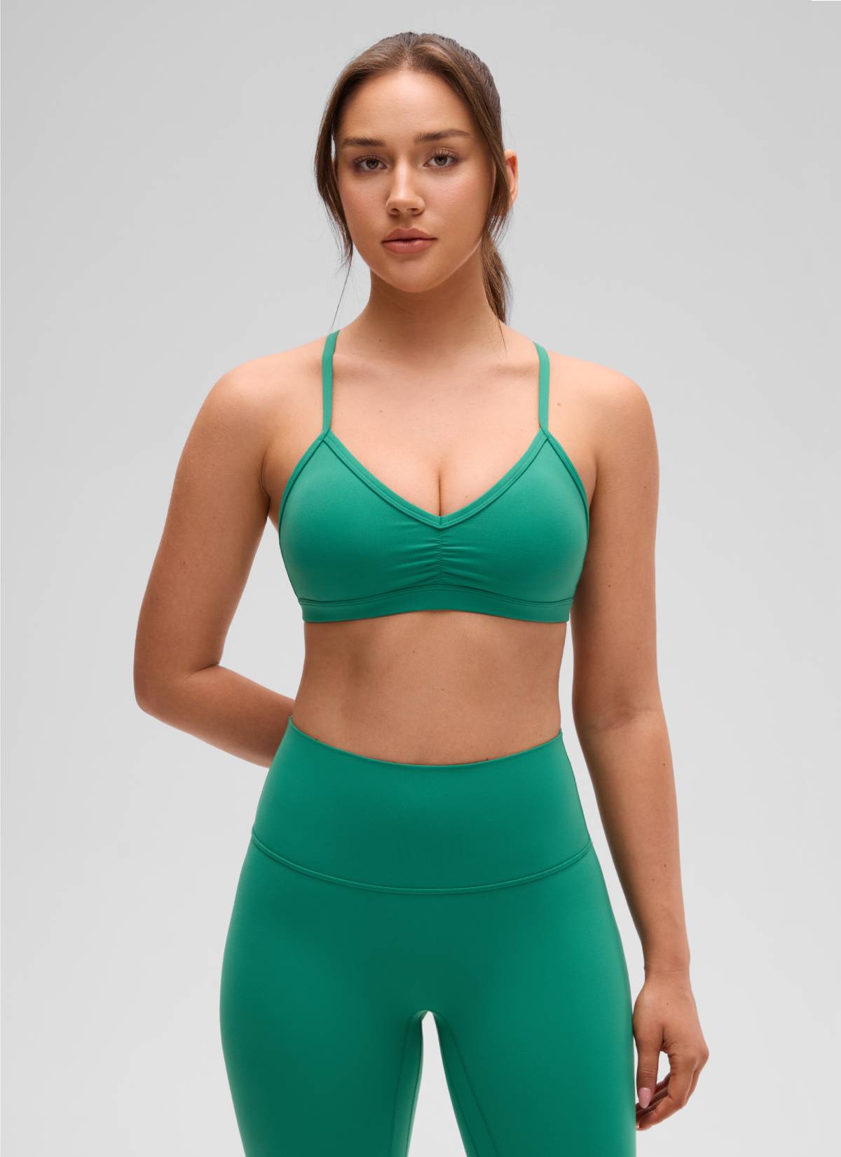 CRZ YOGA Butterluxe Yoga-Sport-BH mit V-Ausschnitt und Rüschen für Damen, gepolstert, Farbe: Cascadia Green