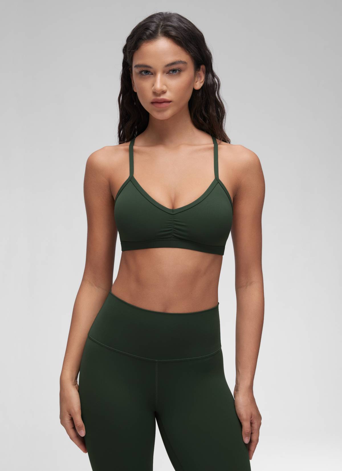 CRZ YOGA Butterluxe Yoga-Sport-BH für Damen mit gerafftem V-Ausschnitt und Polsterung, „Legend Green“