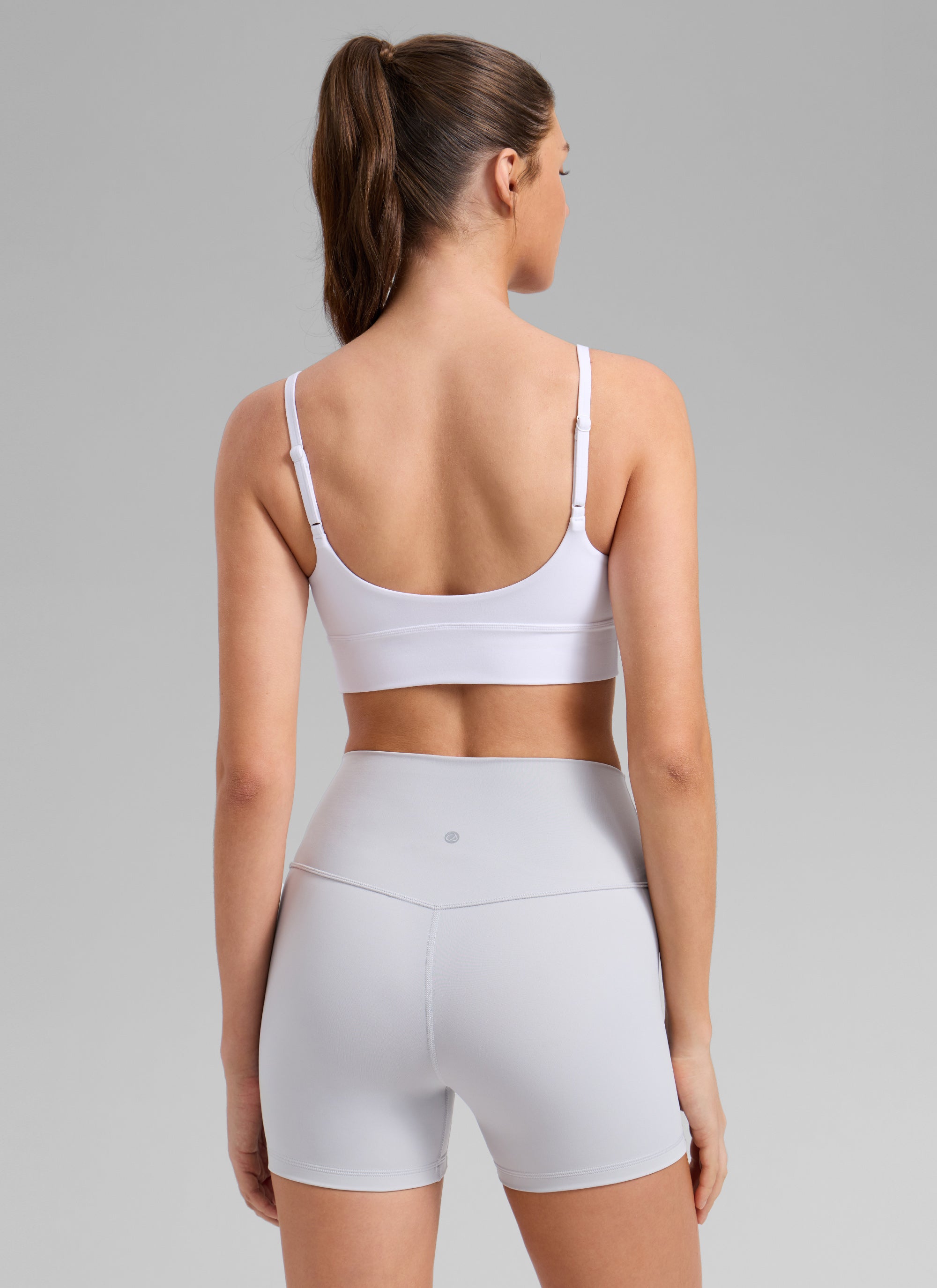 CRZ YOGA Naisten Butterlift Yoga Longline -urheiluliivit sisäänrakennetuilla napeilla, White @model_info:Gelya