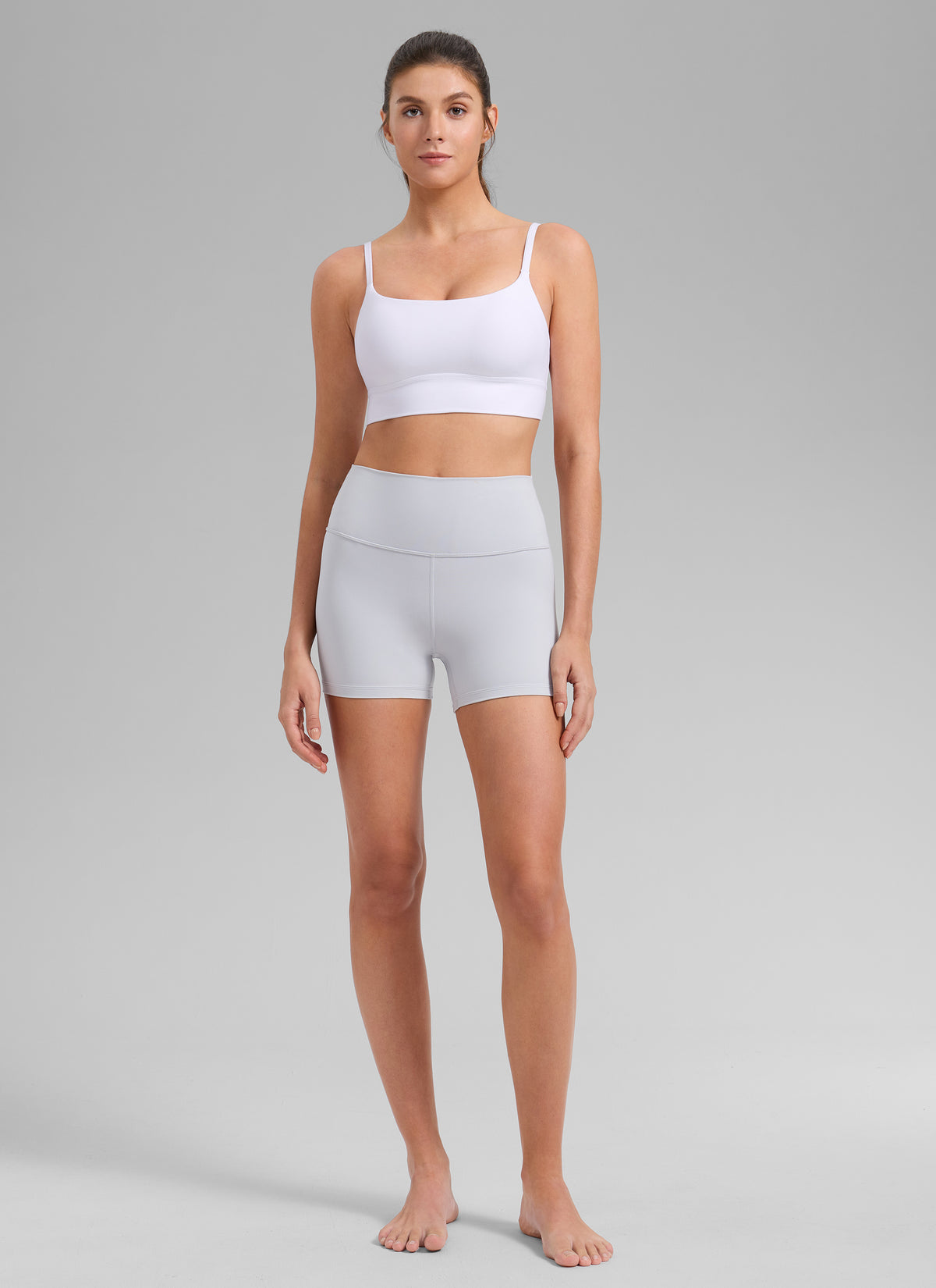 CRZ YOGA Reggiseno sportivo da yoga da donna con fascia lunga e reggiseno integrato " Butterlift ", bianco @model_info:Gelya