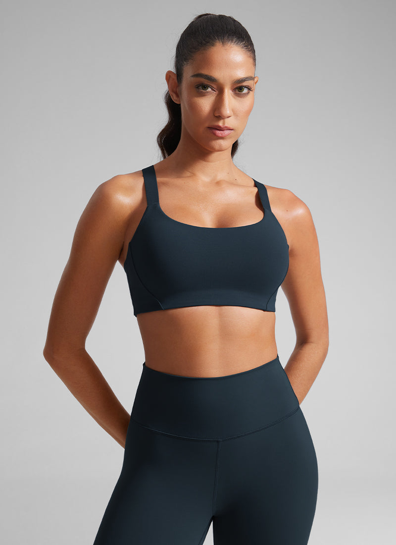 CRZ YOGA Dame Gymtopp Butterlift Scoop Neck BH Justerbare stropper Ekte marineblå @model_info:Mariana