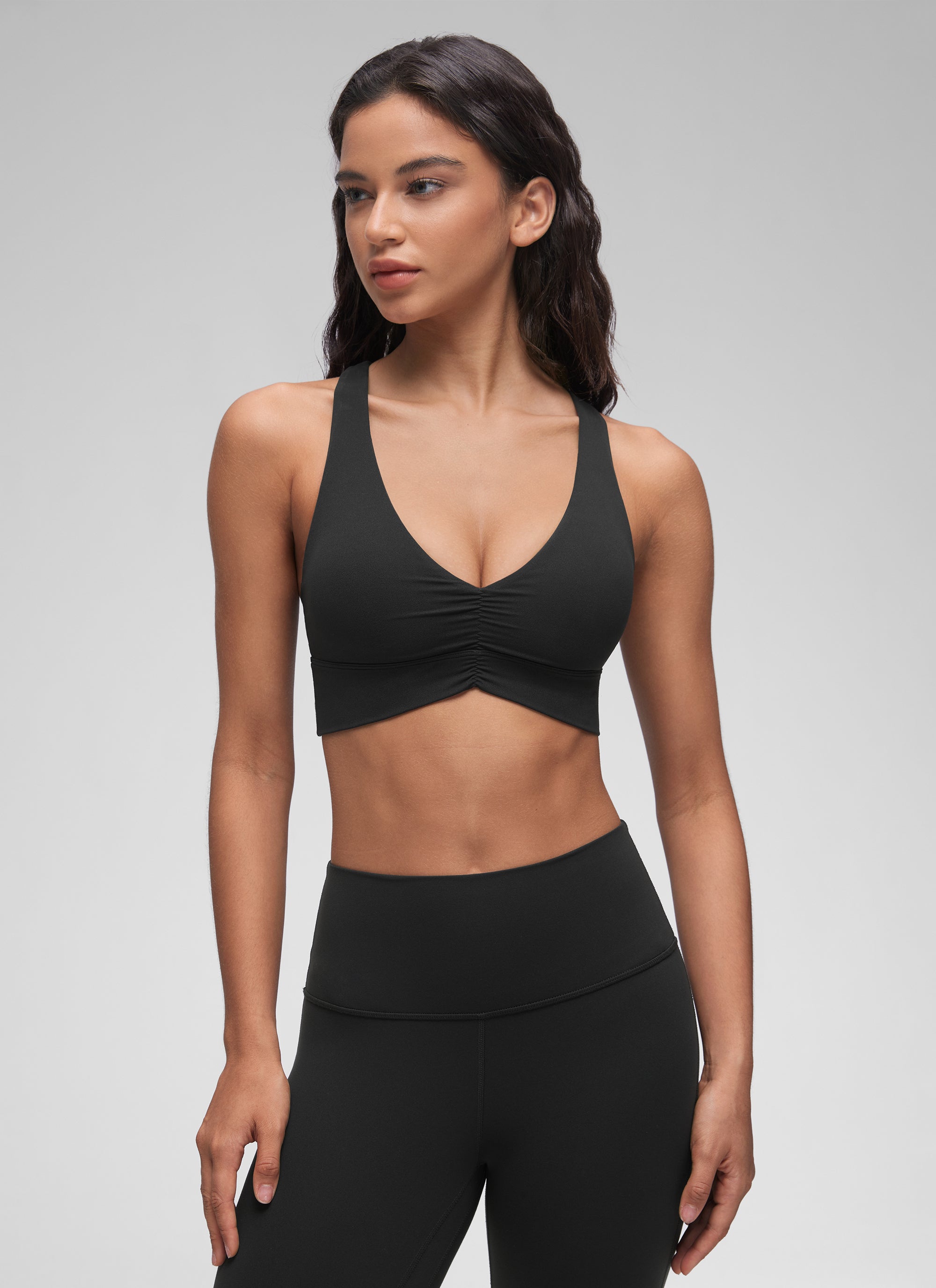 Sujetador de yoga de sujeción ligera con cuello en V y fruncido Butterluxe para mujer Negro