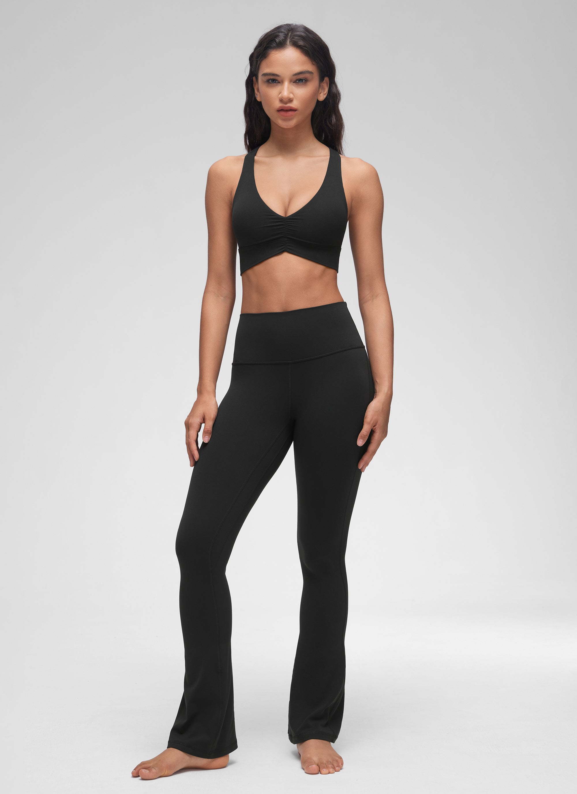 Sujetador de yoga de sujeción ligera con cuello en V y fruncido Butterluxe para mujer Negro