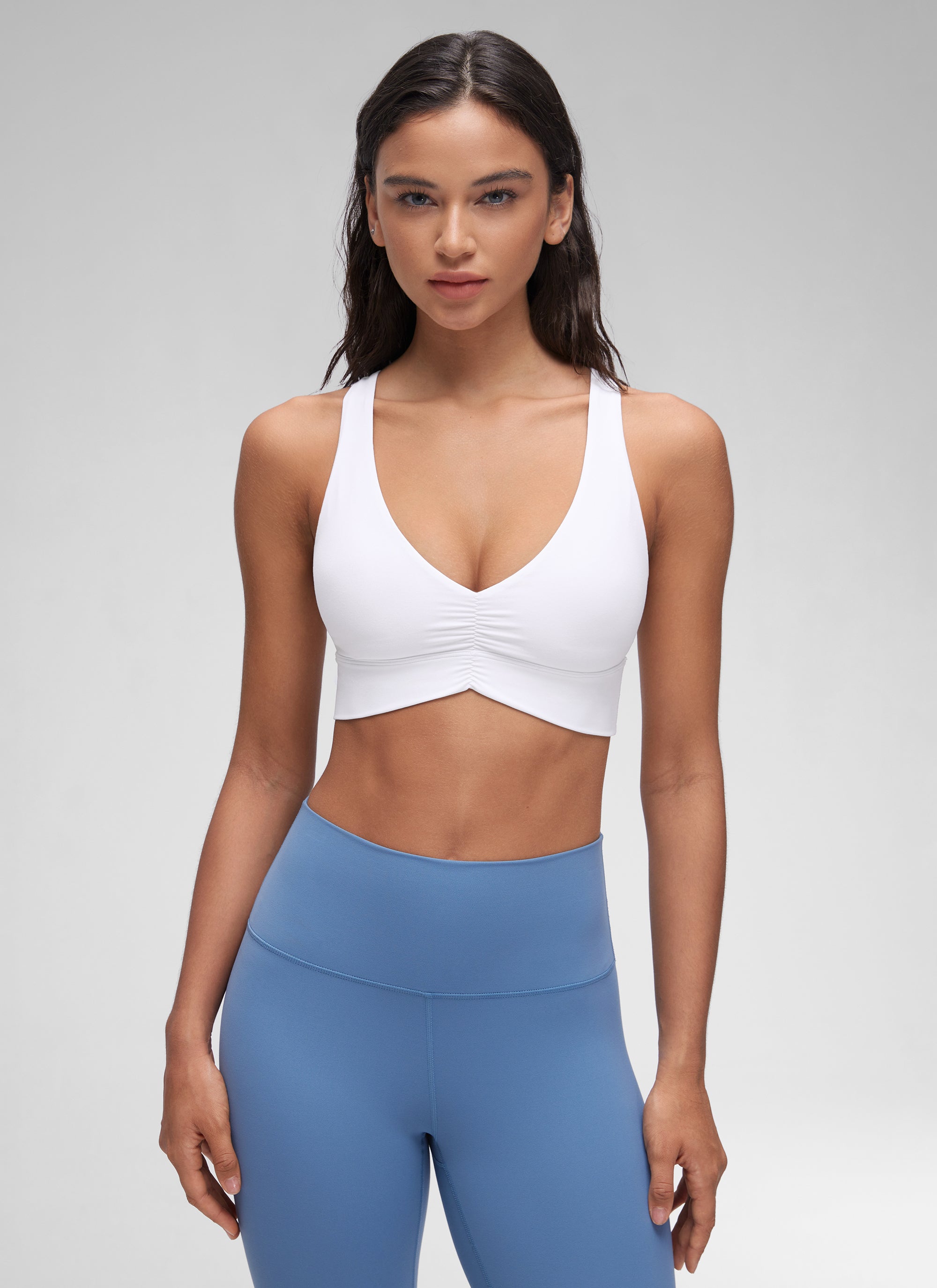 Sujetador de yoga de sujeción ligera con cuello en V y fruncido Butterluxe para mujer Blanco