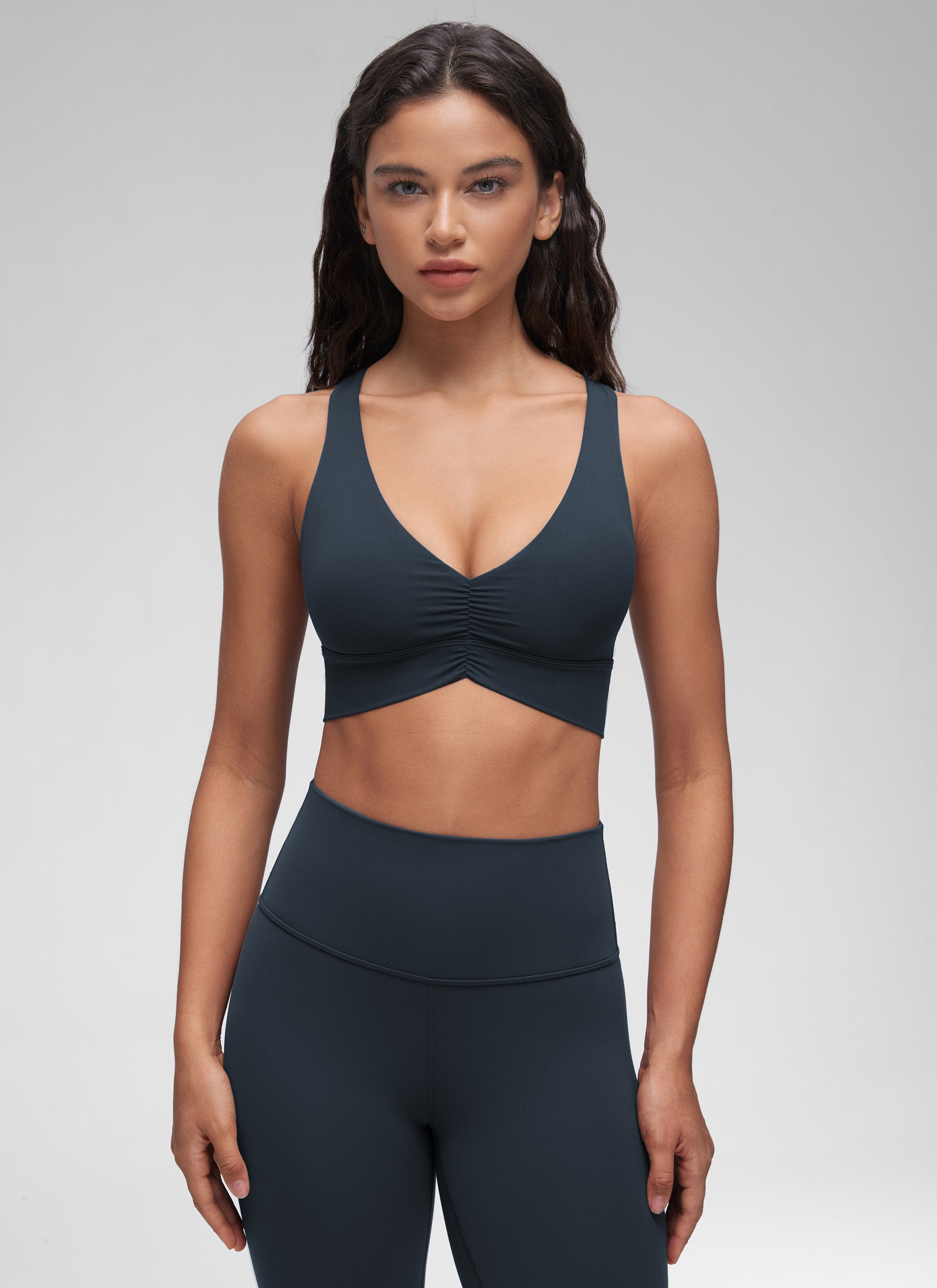 Sujetador de yoga CRZ YOGA para mujer, de sujeción ligera, con estampado « Butterluxe », cuello en V fruncido, color azul marino oscuro @model_info:Winma