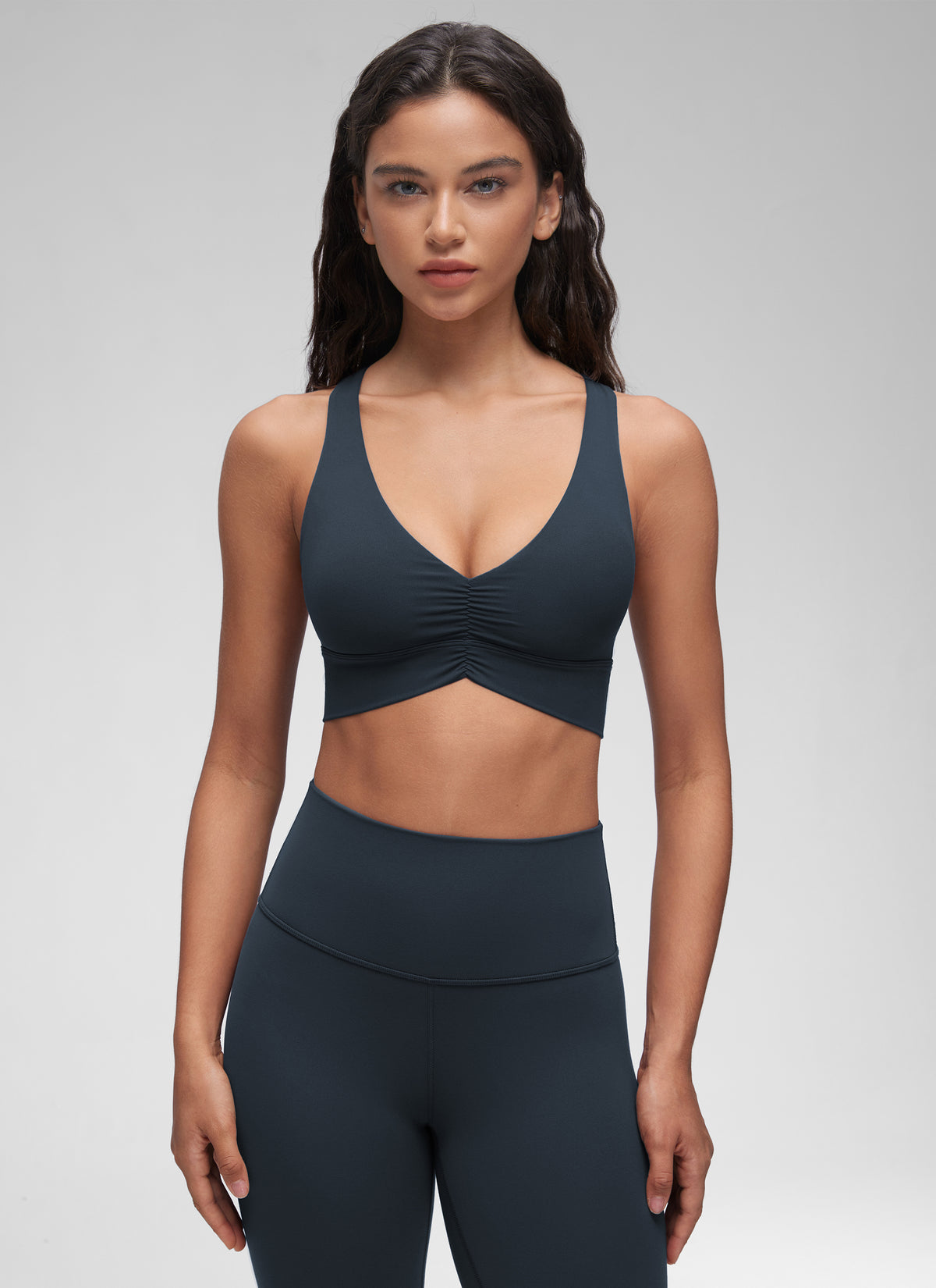 Sujetador de yoga CRZ YOGA para mujer, de sujeción ligera, con estampado « Butterluxe », cuello en V fruncido, color azul marino oscuro @model_info:Winma