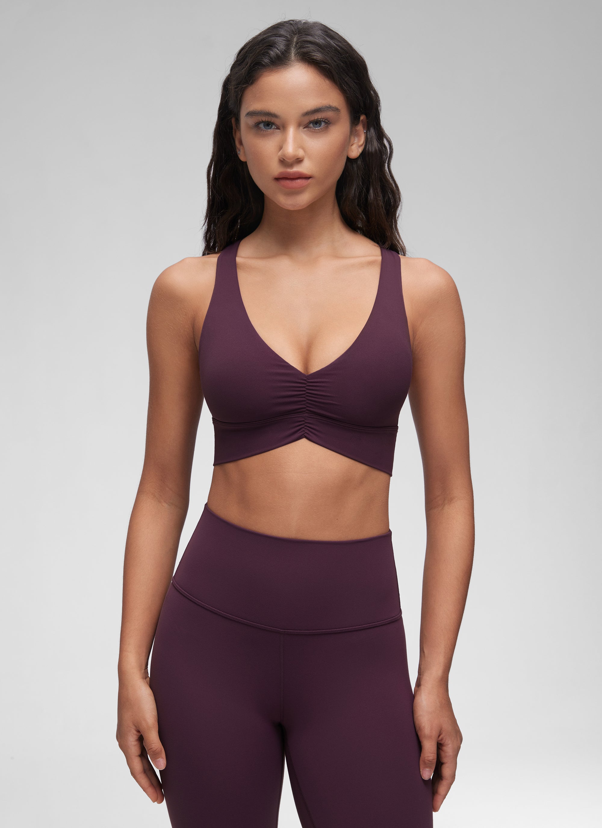 Sujetador de yoga de sujeción ligera con cuello en V y fruncido Butterluxe para mujer Púrpura Profundo