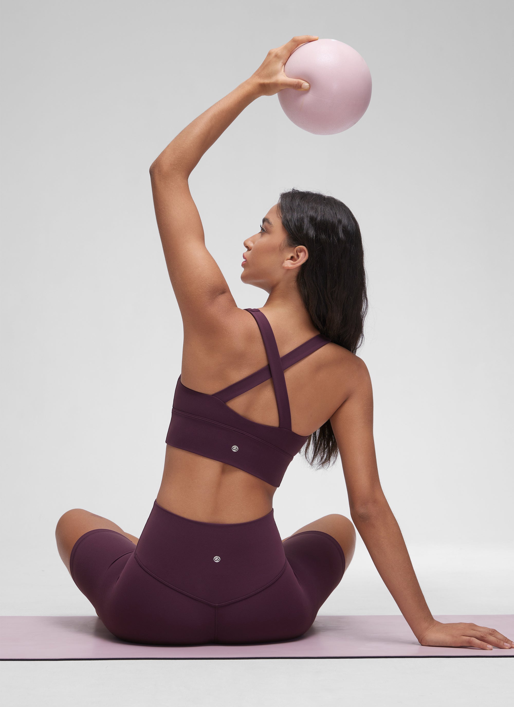 Sujetador de yoga de sujeción ligera con cuello en V y fruncido Butterluxe para mujer Púrpura Profundo