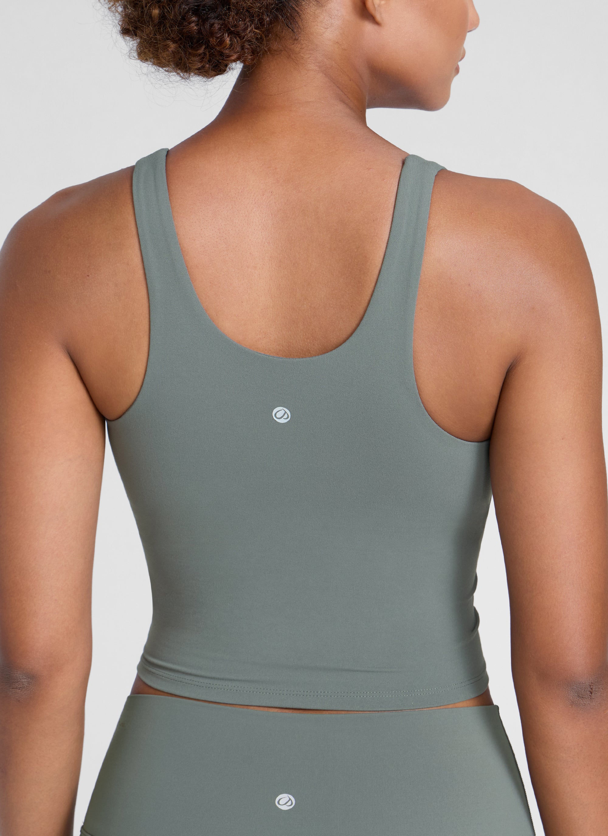 CRZ YOGA Dame Butterlift Racerback U Neck Yoga Innebygd BH Singlet Gråsalvie @model_info:Barbara