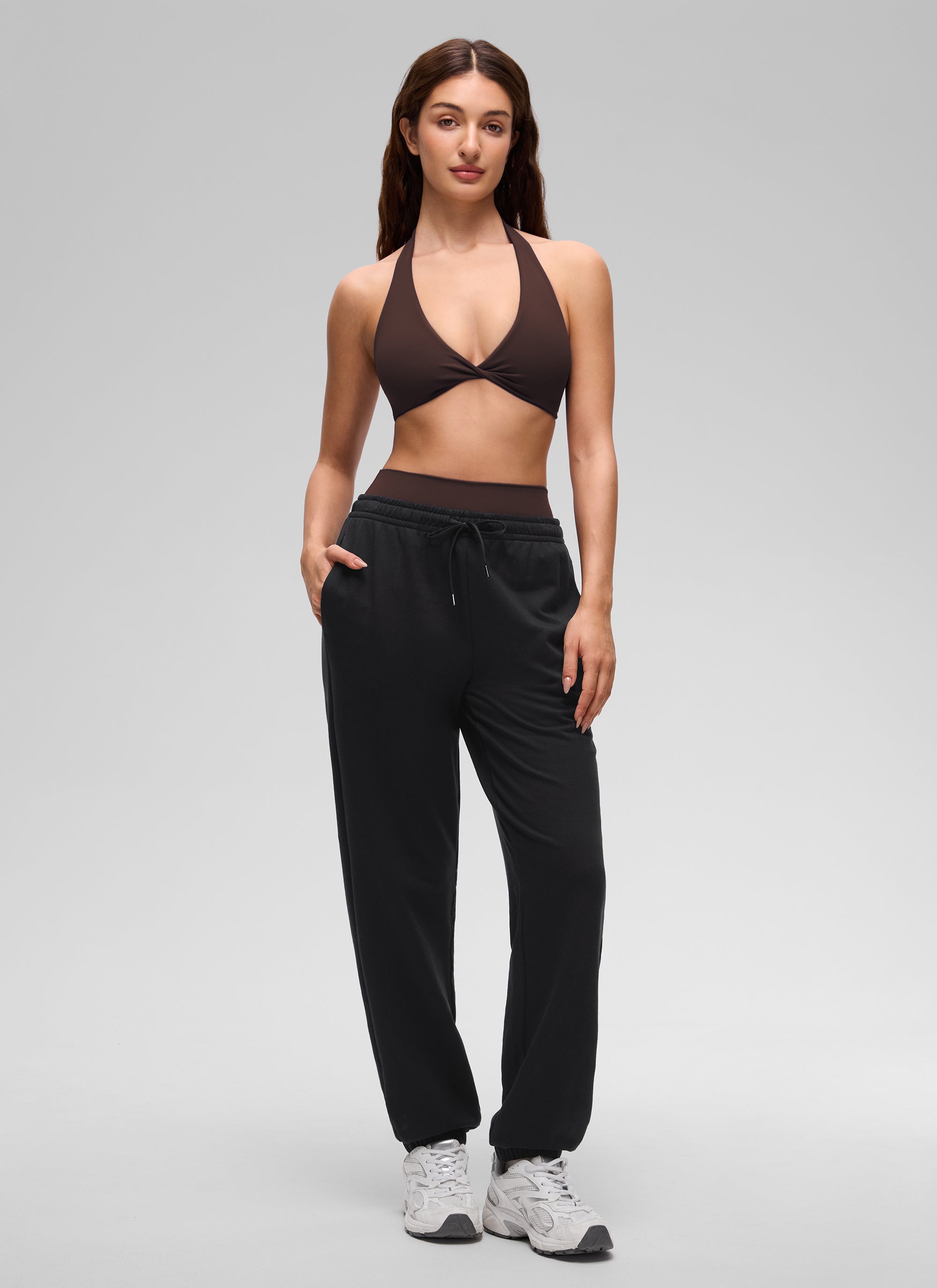CRZ YOGA Damen Butterluxe Yoga V-Ausschnitt Crop Sport-BH mit doppelter Fütterung Hot Fudge Brown
