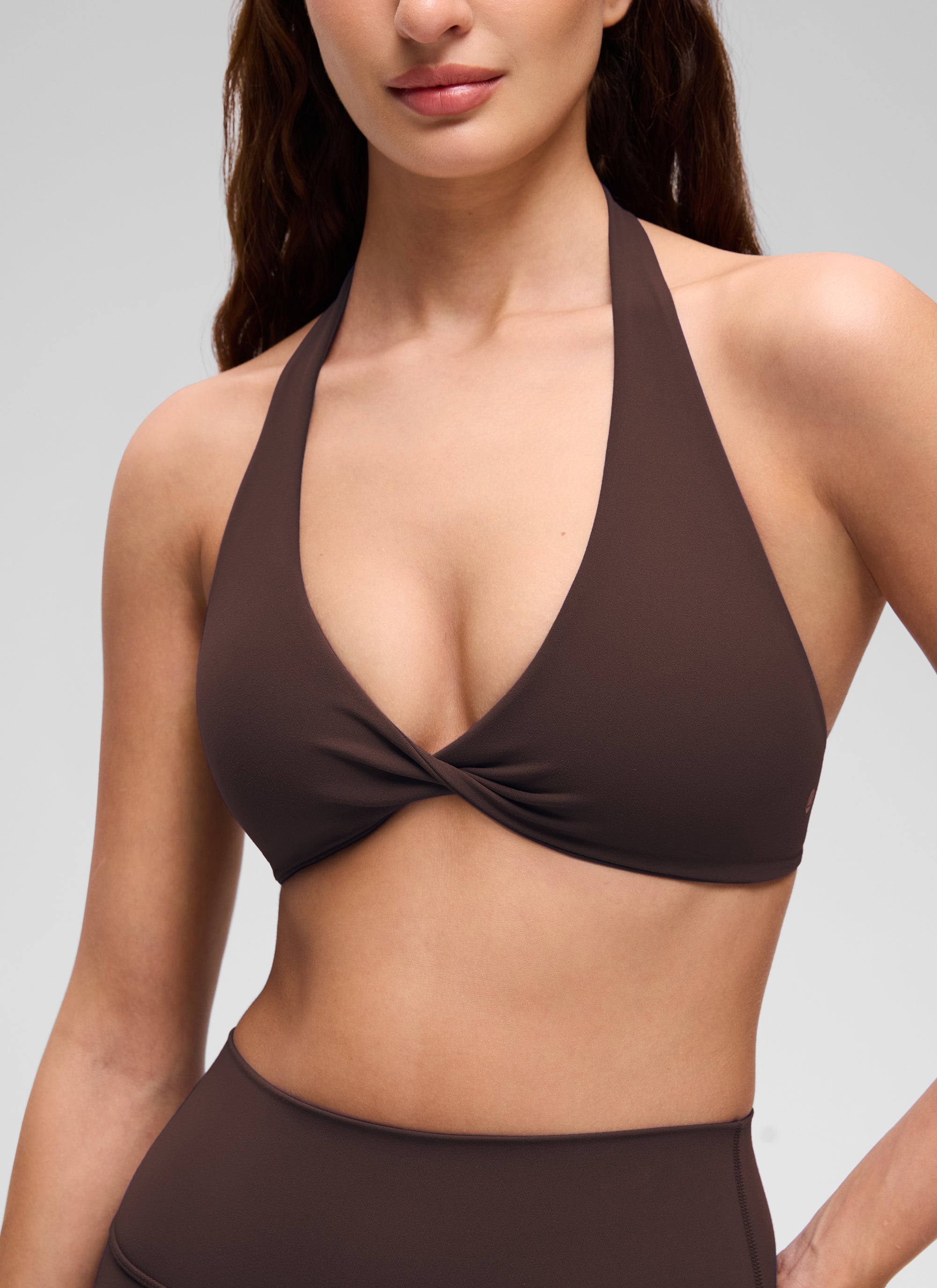CRZ YOGA Damen Butterluxe Yoga V-Ausschnitt Crop Sport-BH mit doppelter Fütterung Hot Fudge Brown