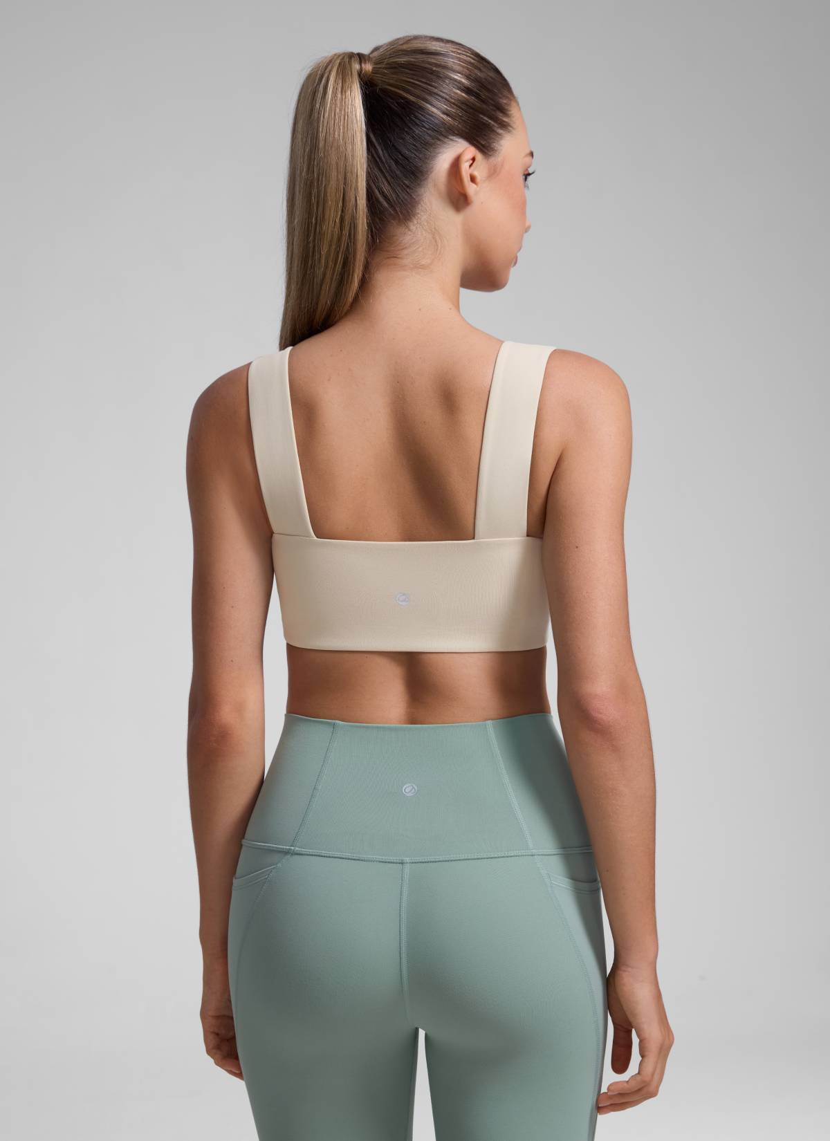 CRZ YOGA Soutien-gorge de sport Butterluxe à encolure carrée, dos ouvert et bretelles larges pour femme Beige Mojave